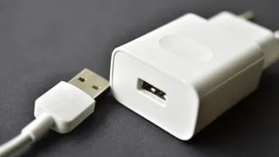 ਹੁਣ ਤੁਸੀਂ ਕਹਿ ਰਹੇ ਹੋ ਕਿ ਕਾਲੇ ਚਾਰਜਰ ਮਾੜੇ ਹਨ? ਬਿਲਕੁਲ ਨਹੀਂ। ਅੱਜਕੱਲ੍ਹ ਜ਼ਿਆਦਾਤਰ ਕੰਪਨੀਆਂ ਚਿੱਟੇ ਰੰਗ ਨੂੰ ਤਰਜੀਹ ਦਿੰਦੀਆਂ ਹਨ ਅਤੇ ਉਸ ਰੰਗ ਦੇ ਚਾਰਜਰ ਬਣਾਉਂਦੀਆਂ ਹਨ। ਇਸੇ ਲਈ ਬਾਜ਼ਾਰ ਵਿੱਚ ਚਿੱਟੇ ਰੰਗ ਦੇ ਚਾਰਜਰ ਬਹੁਤ ਜ਼ਿਆਦਾ ਮਿਲਦੇ ਹਨ।