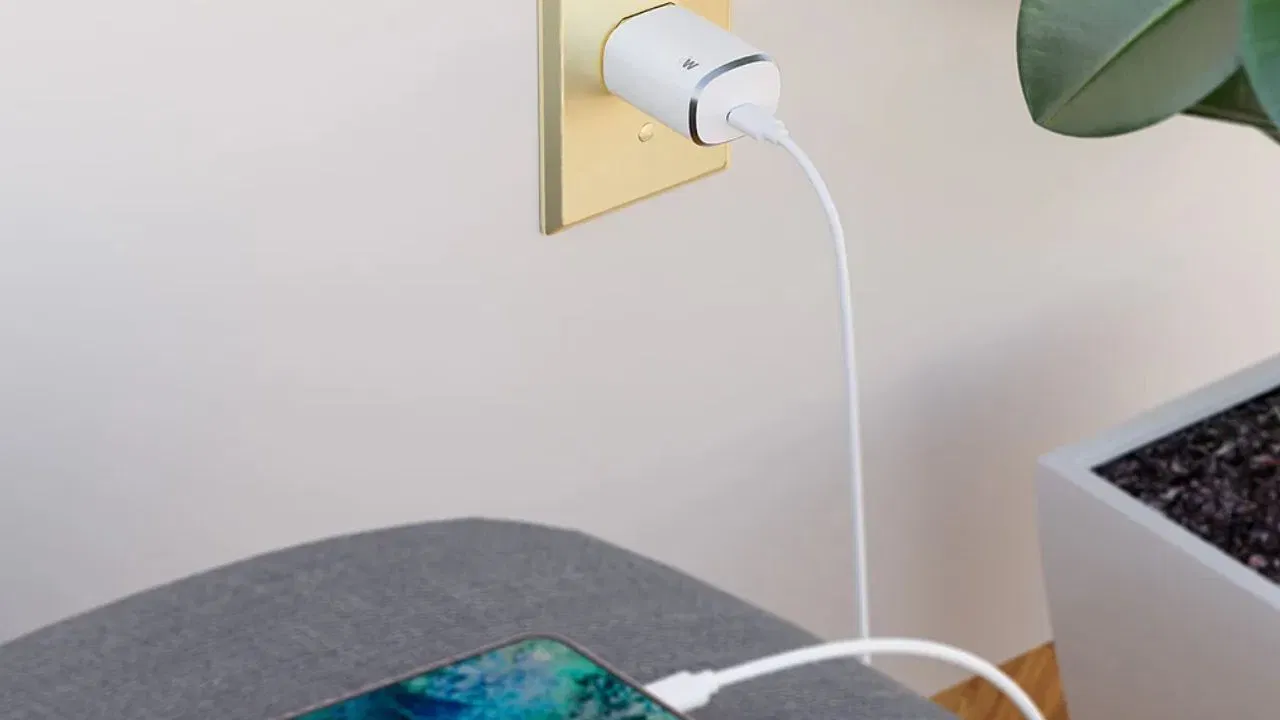 ਚਿੱਟੇ ਰੰਗ ਨੂੰ ਸ਼ਾਂਤੀ, ਸਾਦਗੀ ਅਤੇ ਵਿਸ਼ਵਾਸ ਦਾ ਪ੍ਰਤੀਕ ਮੰਨਿਆ ਜਾਂਦਾ ਹੈ। ਬਹੁਤ ਸਾਰੀਆਂ ਕੰਪਨੀਆਂ ਨੇ ਚਿੱਟੇ ਰੰਗ ਨੂੰ ਆਪਣੀ ਬ੍ਰਾਂਡ ਇਮੇਜ ਦਾ ਹਿੱਸਾ ਬਣਾਇਆ ਹੈ। ਐਪਲ ਨੇ ਚਿੱਟੇ ਚਾਰਜਰਾਂ ਅਤੇ ਕੇਬਲਾਂ ਨੂੰ ਆਪਣੀ ਬ੍ਰਾਂਡ ਇਮੇਜ ਬਣਾਇਆ ਹੈ। ਇਸਦਾ ਅਸਰ ਦੂਜੀਆਂ ਕੰਪਨੀਆਂ 'ਤੇ ਵੀ ਦਿਖਾਈ ਦੇ ਰਿਹਾ ਹੈ।