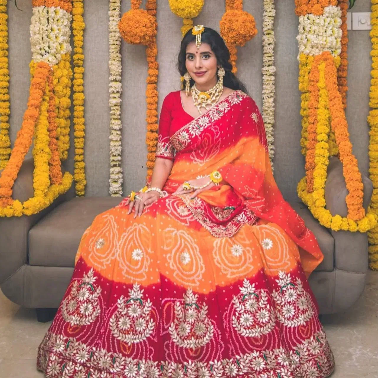 ਕਰਵਾ ਚੌਥ 'ਤੇ ਇੱਕ ਕਲਰ ਕੰਟ੍ਰਾਸਟ ਵੀ ਕ੍ਰਿਏਟ ਕਰ ਸਕਦੇ ਹੋ। ਚਾਰੂ ਅਸੋਪਾ ਤੋਂ ਆਈਡਿਆ ਲਓ। ਉਨ੍ਹਾਂ ਨੇ ਔਰੇਂਜ ਅਤੇ ਰੈੱਡ ਕਲਰ ਦਾ ਸ਼ੈਡੇਡ ਲਹਿੰਗਾ ਵੀਅਰ ਕੀਤਾ ਹੈ, ਜਿਸ ਤੇ ਬੰਧੇਜ ਪ੍ਰਿੰਟ ਹੈ ਅਤੇ ਬਾਰਡਰ 'ਤੇ ਖੂਬਸੂਰਤ ਫੁੱਲ ਅਤੇ ਪੱਤਿਆਂ ਦੀ ਕਢਾਈ ਕੀਤੀ ਗਈ ਸੀ।