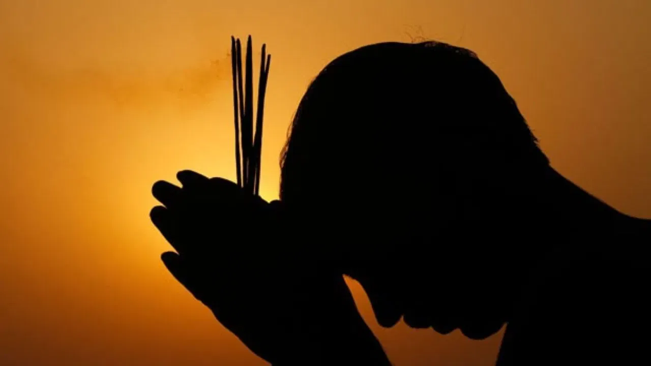 ਦੂਜੇ ਪਾਸੇ, ਜੇਕਰ ਤੁਸੀਂ ਸੁਪਨੇ ਵਿੱਚ ਪੁਰਖਿਆਂ ਨੂੰ ਰੋਂਦੇ ਜਾਂ ਤੁਹਾਨੂੰ ਝਿੜਕਦੇ ਦੇਖਦੇ ਹੋ, ਤਾਂ ਇਸਦਾ ਮਤਲਬ ਹੈ ਕਿ ਉਹ ਤੁਹਾਡੇ ਤੋਂ ਨਾਰਾਜ਼ ਹਨ। ਇਹ ਸੰਭਵ ਹੈ ਕਿ ਉਹ ਤੁਹਾਡੀ ਕਿਸੇ ਗਲਤੀ ਕਾਰਨ ਦੁਖੀ ਹੋਣ। ਅਜਿਹੇ ਸੁਪਨੇ ਤੋਂ ਬਾਅਦ, ਆਪਣੀ ਗਲਤੀ ਤੋਂ ਪਛਤਾਵਾ ਕਰੋ ਅਤੇ ਉਨ੍ਹਾਂ ਤੋਂ ਮੁਆਫੀ ਮੰਗੋ, ਨਾਲ ਹੀ ਅਗਲੇ ਦਿਨ ਉਨ੍ਹਾਂ ਦੇ ਨਾਮ 'ਤੇ ਕੁਝ ਦਾਨ ਕਰੋ।