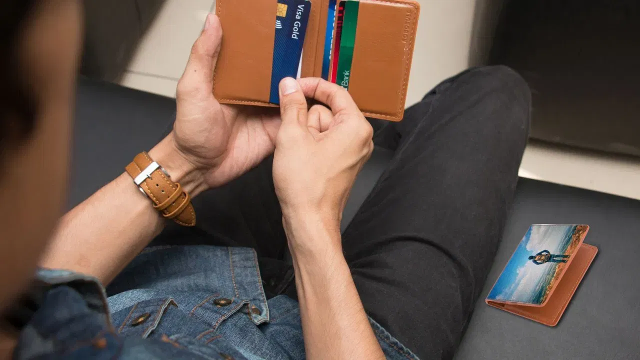 ਧੋਖਾਧੜੀ ਅੱਜਕੱਲ੍ਹ ਇੰਨੀ ਜ਼ਿਆਦਾ ਫੈਲ ਗਈ ਹੈ ਕਿ ਲੋਕ ਡੈੱਥ ਸਰਟੀਫਿਕੇਟ, ਵੋਟਰ ਆਈਡੀ ਕਾਰਡ ਆਦਿ ਦਸਤਾਵੇਜ਼ਾਂ ਦੀ ਵਰਤੋਂ ਕਰ ਰਹੇ ਹਨ। ਇਸ ਲਈ, ਦੂਜਿਆਂ ਨੂੰ ਧੋਖਾਧੜੀ ਤੋਂ ਬਚਾਉਣ ਲਈ ਆਪਣੇ ਰਿਸ਼ਤੇਦਾਰ ਜਾਂ ਕਰੀਬੀ ਦੇ ਮਹੱਤਵਪੂਰਨ ਦਸਤਾਵੇਜ਼ਾਂ ਨੂੰ ਸਮੇਂ ਸਿਰ ਬਲਾਕ ਕਰਨਾ ਬਹੁਤ ਜ਼ਰੂਰੀ ਹੈ। (ਫੋਟੋ: ਕੈਨਵਾ)