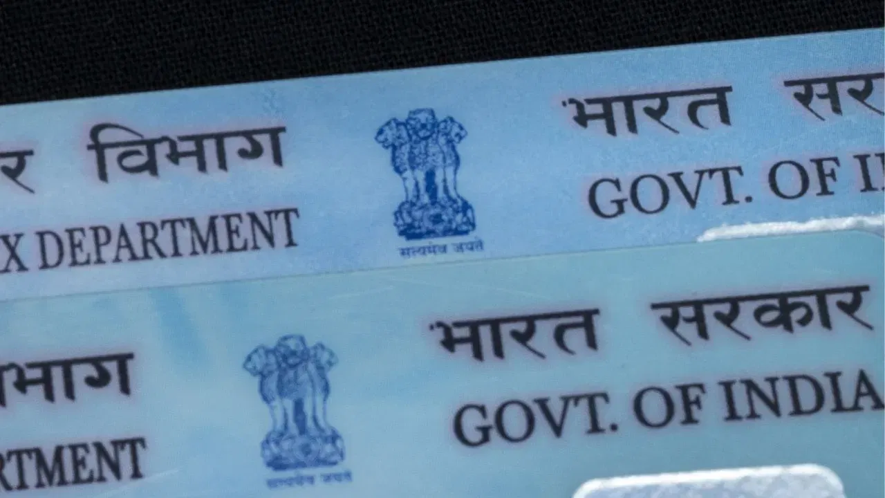 ਤੁਸੀਂ ਆਮਦਨ ਕਰ ਵਿਭਾਗ ਨਾਲ ਸੰਪਰਕ ਕਰਕੇ ਮ੍ਰਿਤਕ ਵਿਅਕਤੀ ਦੇ ਪੈਨ ਕਾਰਡ ਨੂੰ ਬਲਾਕ ਕਰ ਸਕਦੇ ਹੋ। ਤੁਹਾਡੇ ਕੋਲ ਕੁਝ ਦਸਤਾਵੇਜ਼ ਹੋਣੇ ਚਾਹੀਦੇ ਹਨ, ਜਿਵੇਂ ਕਿ ਮੌਤ ਸਰਟੀਫਿਕੇਟ ਅਤੇ ਵਿਅਕਤੀ ਦਾ ਆਧਾਰ ਕਾਰਡ। ਹੁਣ, ਆਮਦਨ ਕਰ ਵਿਭਾਗ ਨੂੰ ਪੈਨ ਕੋਡ ਉਪਲਬਧ ਕਰਵਾਓ ਤਾਂ ਜੋ ਉਹ ਇਸਨੂੰ ਬਲਾਕ ਕਰ ਸਕਣ ਅਤੇ ਦੁਰਵਰਤੋਂ ਨੂੰ ਰੋਕ ਸਕਣ।