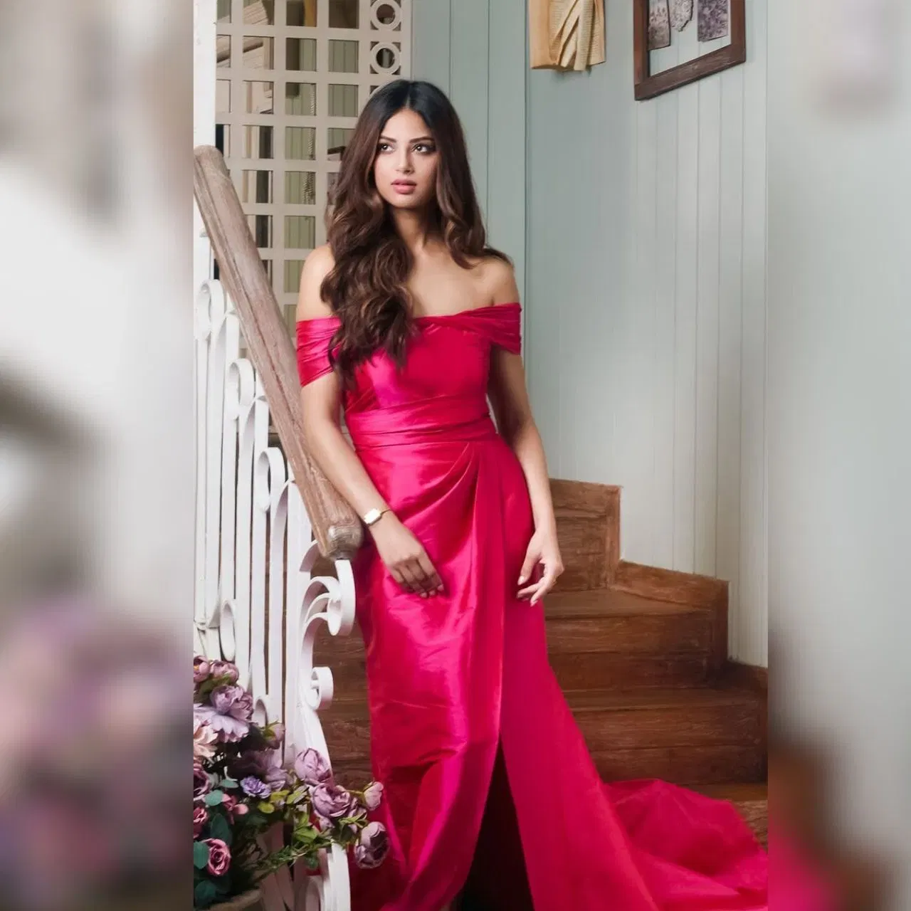 ਹਰਨਾਜ਼ ਨੇ ਇਸ ਤਸਵੀਰ ਵਿੱਚ ਪਿੰਕ ਕਲਰ ਦਾ ਆਫ ਸ਼ੋਲਡਰ ਗਾਊਨ ਪਾਇਆ ਹੋਇਆ ਹੈ। ਇਹ ਗਾਊਨ ਬਹੁਤ ਪਿਆਰਾ ਲੱਗ ਰਿਹਾ ਹੈ ਅਤੇ ਹਰਨਾਜ਼ ਨੂੰ ਪ੍ਰਿਸੇਂਸ ਲੁੱਕ ਦੇ ਰਿਹਾ ਹੈ। ਇਸ ਆਉਟਫਿਟ ਦੇ ਨਾਲ, ਹਰਨਾਜ਼ ਨੇ ਲਾਈਟ ਮੇਕਅੱਪ ਕੀਤਾ ਹੈ ਅਤੇ ਆਪਣੇ ਵਾਲ ਖੁੱਲ੍ਹੇ ਰੱਖੇ ਹਨ। (Credit: harnaazsandhu_03/Instagram)