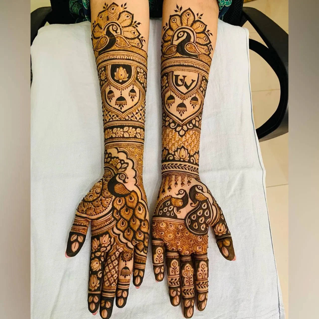 ਮਹਿੰਦੀ ਦਾ ਇਹ ਡਿਜ਼ਾਈਨ ਬਹੁਤ ਸੁੰਦਰ ਦਿਖਾਈ ਦੇ ਰਿਹਾ ਹੈ। ਜੇਕਰ ਇਹ ਵਿਆਹ ਤੋਂ ਬਾਅਦ ਤੁਹਾਡਾ ਪਹਿਲਾ ਕਰਵਾ ਚੌਥ ਹੈ, ਤਾਂ ਤੁਸੀਂ ਇਸ ਡਿਜ਼ਾਈਨ ਨੂੰ ਕਾਪੀ ਕਰ ਸਕਦੇ ਹੋ। ਇਸ ਕਿਸਮ ਦਾ ਫੁੱਲ ਹੈਂਡ ਮਹਿੰਦੀ ਡਿਜ਼ਾਈਨ ਤੁਹਾਡੇ ਲਈ ਬੈਸਟ ਰਹੇਗਾ। ਇਸ ਵਿੱਚ ਮੋਰ, ਕਮਲ ਦੇ ਫੁੱਲ, ਜਾਲੀ, ਅਤੇ ਹੋਰ ਕਈ ਡਿਜ਼ਾਈਨ ਪਾਏ ਗਏ ਹਨ। ਤੁਸੀਂ ਇਸ ਡਿਜ਼ਾਈਨ ਦੀ ਵੀ ਕਾਪੀ ਕਰ ਸਕਦੇ ਹੋ। ( ਕ੍ਰੈਡਿਟ: mehendi_by_pranali )