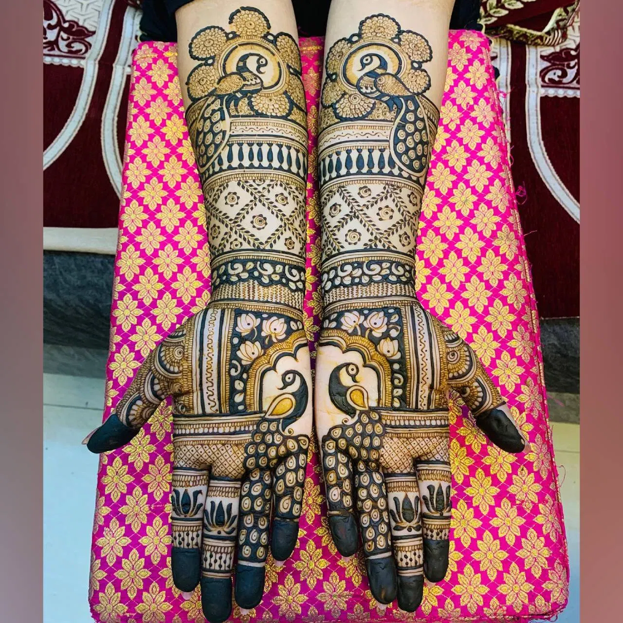 ਕਰਵਾ ਚੌਥ ਲਈ ਮਹਿੰਦੀ ਦਾ ਇਹ ਡਿਜ਼ਾਈਨ ਪਰਫੈਕਟ ਰਹੇਗਾ। ਇਸ ਵਿੱਚ ਮੋਰ, ਕਮਲ ਦੇ ਫੁੱਲ ਅਤੇ ਇੱਕ ਜਾਲੀ ਡਿਜ਼ਾਈਨ ਹੈ। ਇਹ ਗੁੰਝਲਦਾਰ 3D ਡਿਜ਼ਾਈਨ ਬਹੁਤ ਸੁੰਦਰ ਦਿਖਾਈ ਦਿੰਦਾ ਹੈ। ਅੱਜਕੱਲ੍ਹ, 3D ਮਹਿੰਦੀ ਡਿਜ਼ਾਈਨ ਕਾਫ਼ੀ ਟ੍ਰੈਂਡੀ ਹਨ, ਅਤੇ ਤੁਸੀਂ ਉਨ੍ਹਾਂ ਨੂੰ ਵੀ ਅਜ਼ਮਾ ਸਕਦੇ ਹੋ। ( ਕ੍ਰੈਡਿਟ: mehendi_by_pranali )