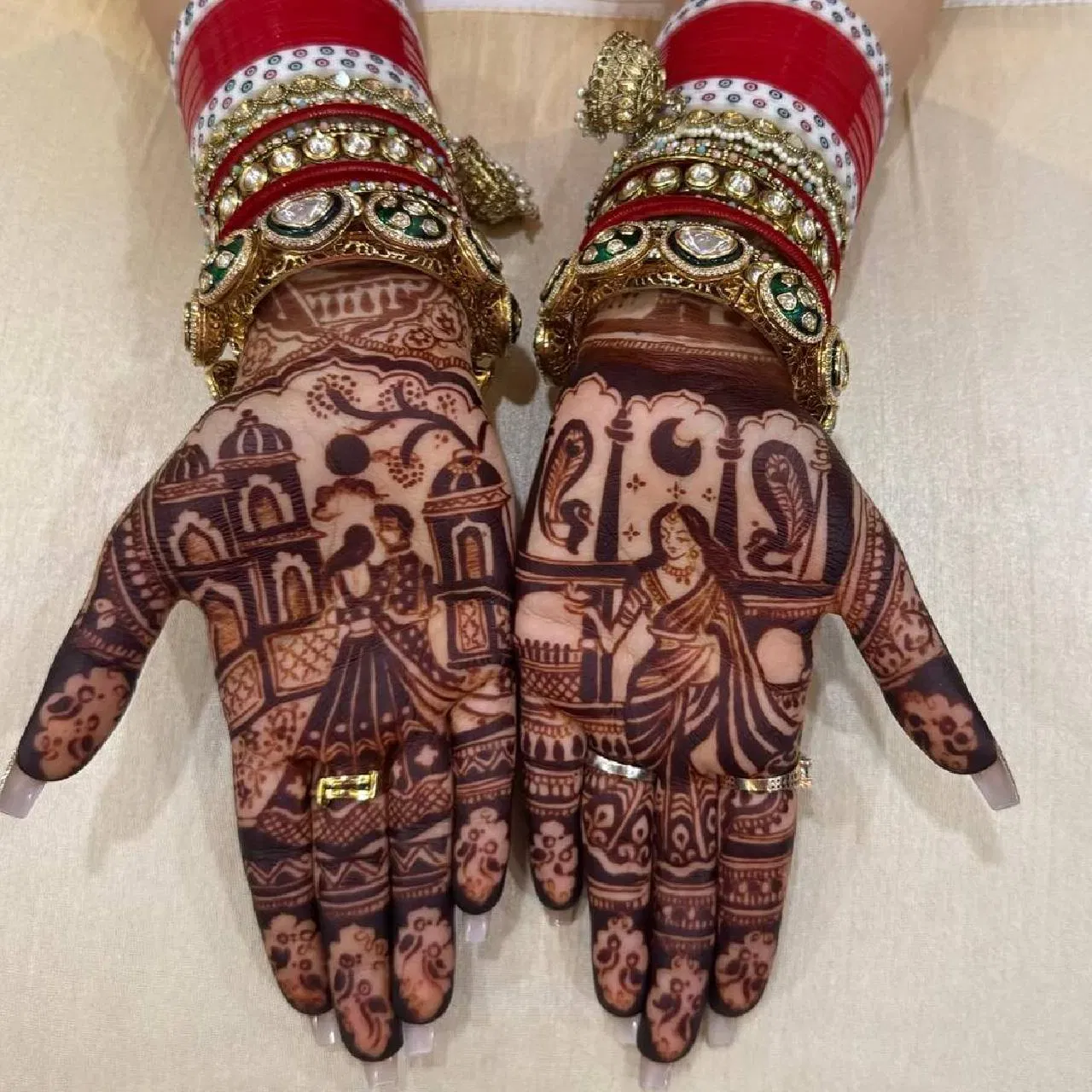 ਮਹਿੰਦੀ ਦਾ ਇਹ ਡਿਜ਼ਾਈਨ ਕਰਵਾ ਚੌਥ ਲਈ ਇੱਕਦਮ ਬੈਸਟ ਹੈ। ਇਸ ਵਿੱਚ ਇੱਕ ਪਾਸੇ, ਪਤੀ-ਪਤਨੀ ਦਾ ਚਿੱਤਰ ਦਰਸਾਇਆ ਗਿਆ ਹੈ, ਜੋ ਇੱਕ ਮਹਿਲ ਅਤੇ ਇੱਕ ਝਾੜੀ ਨਾਲ ਘਿਰਿਆ ਹੋਇਆ ਹੈ। ਦੂਜੇ ਪਾਸੇ, ਇੱਕ ਔਰਤ ਅਤੇ ਇੱਕ ਮੋਰ ਦਾ ਚਿੱਤਰ ਦਰਸਾਇਆ ਗਿਆ ਹੈ। ਇਹ ਡਿਜ਼ਾਈਨ ਯੂਨੀਕ ਲੱਗ ਰਿਹਾ ਹੈ। ਤੁਸੀਂ ਕਰਵਾ ਚੌਥ ਲਈ ਆਪਣੇ ਹੱਥਾਂ 'ਤੇ ਇਸ ਕਿਸਮ ਦੀ ਮਹਿੰਦੀ ਡਿਜ਼ਾਈਨ ਵੀ ਲਗਾ ਸਕਦੇ ਹੋ।