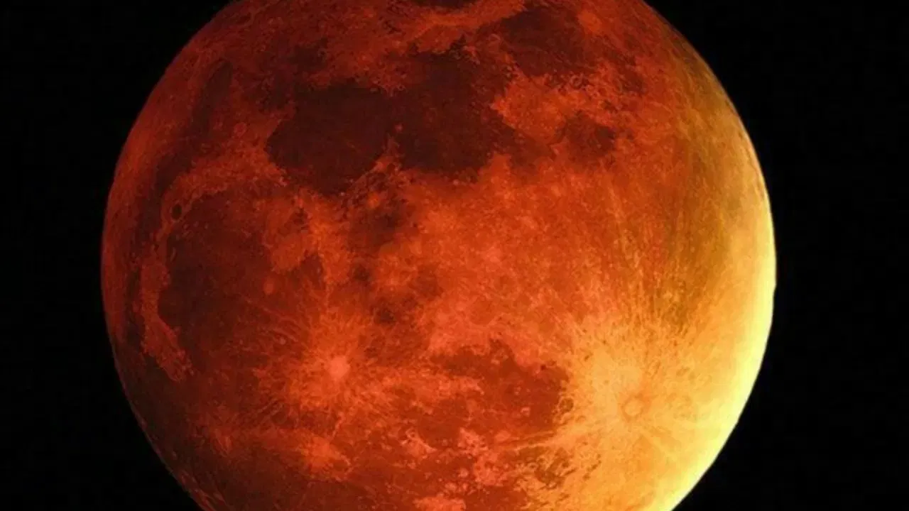 ਸਾਲ 2025 ਦਾ ਦੂਜਾ ਚੰਦਰ ਗ੍ਰਹਿਣ 7 ਸਤੰਬਰ ਨੂੰ ਕੁੰਭ ਰਾਸ਼ੀ ਵਿੱਚ ਲੱਗਣ ਜਾ ਰਿਹਾ ਹੈ। ਇਹ ਚੰਦਰ ਗ੍ਰਹਿਣ ਪੂਰਵਭਾਦਰਪਦ ਨਕਸ਼ਤਰ ਵਿੱਚ ਲੱਗੇਗਾ। ਇਹ ਗ੍ਰਹਿਣ ਭਾਰਤ ਵਿੱਚ ਦੇਖਿਆ ਜਾ ਸਕਦਾ ਹੈ। ਆਓ ਜਾਣਦੇ ਹਾਂ ਉਨ੍ਹਾਂ ਰਾਸ਼ੀਆਂ ਬਾਰੇ ਜਿਨ੍ਹਾਂ ਨੂੰ ਇਸ ਚੰਦਰ ਗ੍ਰਹਿਣ ਤੋਂ ਲਾਭ ਹੋਵੇਗਾ।