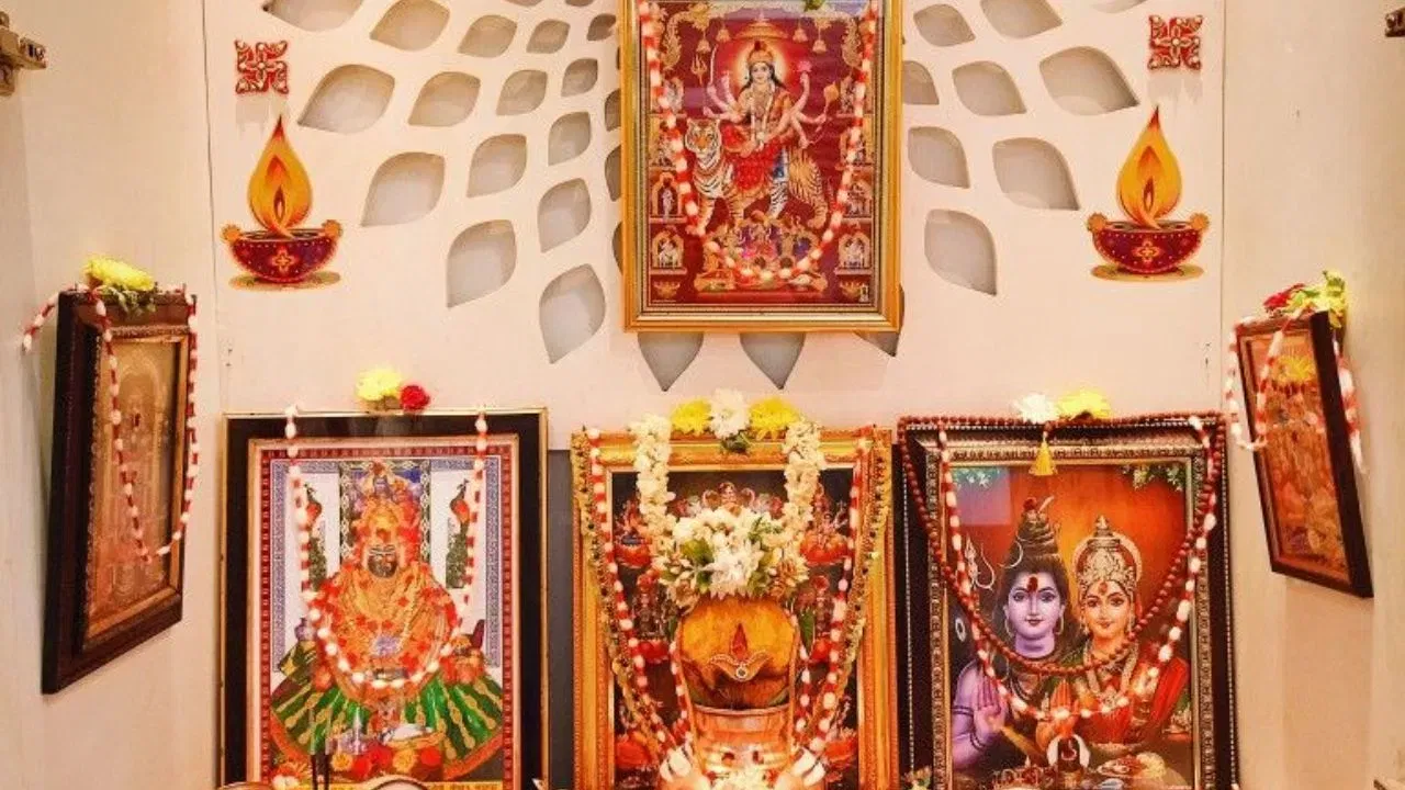 ਅੱਸੂ ਦੇ ਨਰਾਤੇ 2025 ਦਾ ਪਵਿੱਤਰ ਤਿਉਹਾਰ ਇਸ ਸਾਲ ਸੋਮਵਾਰ, 22 ਸਤੰਬਰ ਨੂੰ ਸ਼ੁਰੂ ਹੋਣ ਜਾ ਰਿਹਾ ਹੈ। ਨਰਾਤਿਆਂ ਦੇ ਨੌਂ ਦਿਨਾਂ ਦੌਰਾਨ, ਦੇਵੀ ਦੁਰਗਾ ਦੇ ਨੌਂ ਰੂਪਾਂ ਦੀ ਪੂਜਾ ਕੀਤੀ ਜਾਂਦੀ ਹੈ। ਇਸ ਸਾਲ, ਦੇਵੀ ਆਦਿਸ਼ਕਤੀ ਹਾਥੀ 'ਤੇ ਆ ਰਹੀ ਹੈ, ਜਿਸਨੂੰ ਬਹੁਤ ਸ਼ੁਭ ਮੰਨਿਆ ਜਾਂਦਾ ਹੈ। ਇਹ ਮੰਨਿਆ ਜਾਂਦਾ ਹੈ ਕਿ ਜਦੋਂ ਨਰਾਤਿਆਂ  ਦੀ ਸ਼ੁਰੂਆਤ ਸੋਮਵਾਰ ਨੂੰ ਹੁੰਦੀ ਹੈ, ਤਾਂ ਦੇਵੀ ਦੁਰਗਾ ਹਾਥੀ 'ਤੇ ਸਵਾਰ ਹੋ ਕੇ ਆਉਂਦੀ ਹੈ, ਅਤੇ ਉਹ ਸਾਲ ਖੁਸ਼ੀ, ਖੁਸ਼ਹਾਲੀ ਅਤੇ ਸ਼ਾਂਤੀ ਪ੍ਰਦਾਨ ਕਰਨ ਵਾਲਾ ਹੁੰਦਾ ਹੈ।