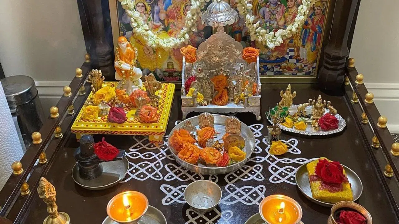 ਨਿਯਮਾਂ ਅਤੇ ਵਿਧੀ ਅਨੁਸਾਰ ਕੀਤੀ ਜਾਣ ਵਾਲੀ ਪੂਜਾ ਸ਼ੁਭ ਨਤੀਜੇ ਲਿਆਉਂਦੀ ਹੈ। ਇਸ ਲਈ, ਪੂਜਾ ਕਰਦੇ ਸਮੇਂ ਸਥਾਨ ਅਤੇ ਦਿਸ਼ਾ ਦਾ ਧਿਆਨ ਰੱਖਣਾ ਚਾਹੀਦਾ ਹੈ।