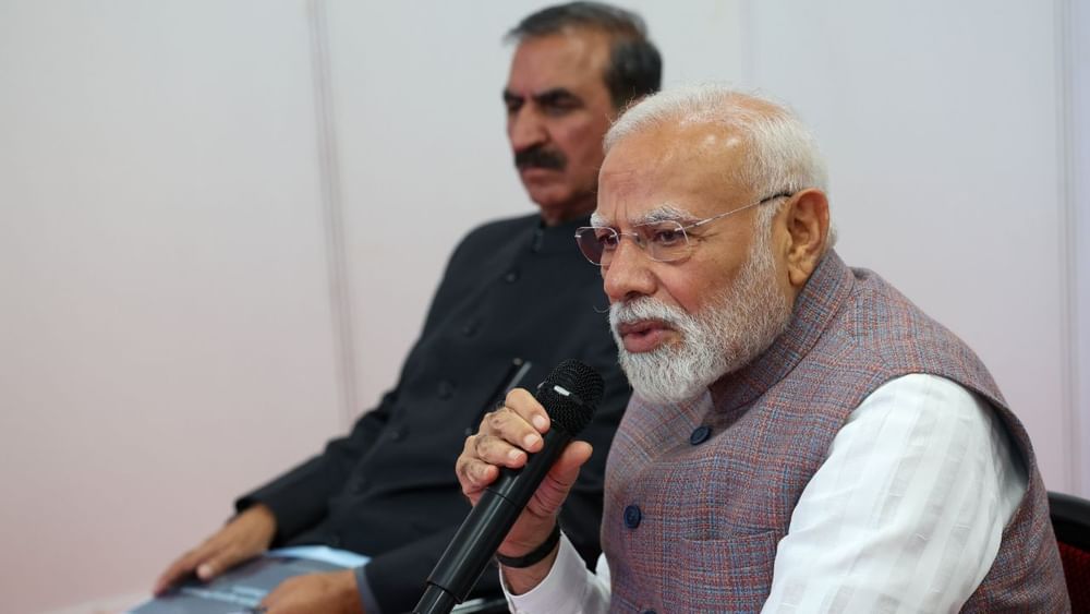 ਇਸ ਤੋਂ ਬਾਅਦ ਪ੍ਰਧਾਨ ਮੰਤਰੀ ਨੇ ਮੰਡੀ, ਕੁੱਲੂ ਤੇ ਚੰਬਾ ਜ਼ਿਲ੍ਹਿਆਂ ਦੇ 18 ਪ੍ਰਭਾਵਿਤ ਲੋਕਾਂ ਨਾਲ ਮੁਲਾਕਾਤ ਕੀਤੀ ਅਤੇ ਉਨ੍ਹਾਂ ਦੀਆਂ ਪਰੇਸ਼ਾਨੀਆਂ ਸੁਣੀਆਂ। ਉਹ ਇੱਕ ਸਾਲ ਦੀ ਨਿਤਿਕਾ ਨੂੰ ਵੀ ਮਿਲੇ, ਜਿਸ ਦੀ ਮਾਂ, ਪਿਤਾ ਅਤੇ ਦਾਦੀ ਦੀ 30 ਜੂਨ ਨੂੰ ਮੰਡੀ ਵਿੱਚ ਬੱਦਲ ਫਟਣ ਕਾਰਨ ਆਏ ਹੜ੍ਹ ਵਿੱਚ ਮੌਤ ਹੋ ਗਈ ਸੀ।