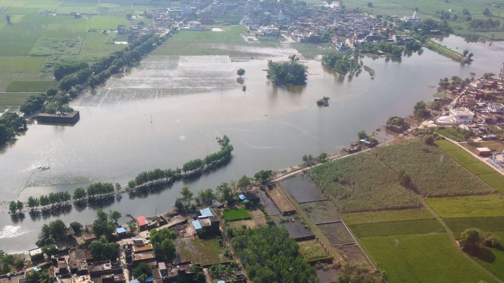 ਪ੍ਰਧਾਨ ਮੰਤਰੀ ਨਰਿੰਦਰ ਮੋਦੀ ਨੇ ਹਿਮਾਚਲ ਤੋਂ ਬਾਅਦ ਪੰਜਾਬ ਦੇ ਹੜ੍ਹ ਪ੍ਰਭਾਵਿਤ ਇਲਾਕਿਆਂ ਦਾ ਹਵਾਈ ਸਰਵੇਖਣ ਕੀਤੀ । ਸਭ ਤੋਂ ਪਹਿਲਾਂ ਉਹ ਪੰਜਾਬ ਦੇ ਪਠਾਨਕੋਟ ਪਹੁੰਚੇ।