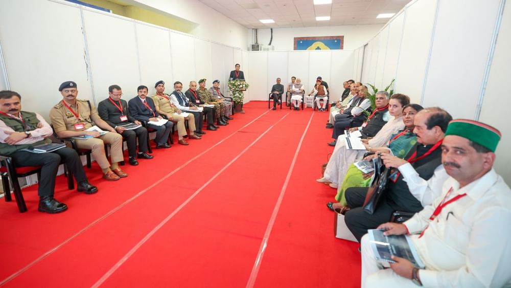 ਇਸਤੋਂ ਪਹਿਲਾਂ ਪ੍ਰਧਾਨ ਮੰਤਰੀ ਨਰਿੰਦਰ ਮੋਦੀ ਨੇ ਕੁੱਲੂ, ਮੰਡੀ ਅਤੇ ਚੰਬਾ ਵਿੱਚ ਵੀ ਹੈਲੀਕਾਪਟਰ ਰਾਹੀਂ ਹੜ੍ਹਾਂ ਨਾਲ ਹੋਏ ਨੁਕਸਾਨ ਦਾ ਹਵਾਈ ਸਰਵੇਖਣ ਕੀਤਾ। ਇਸ ਤੋਂ ਬਾਅਦ ਉਨ੍ਹਾਂ ਨੇ ਧਰਮਸ਼ਾਲਾ ਵਿੱਚ ਆਫ਼ਤ ਸੰਬੰਧੀ ਇੱਕ ਮੀਟਿੰਗ ਕੀਤੀ, ਜਿਸ ਵਿੱਚ ਅਧਿਕਾਰੀਆਂ ਨੇ ਉਨ੍ਹਾਂ ਨੂੰ ਇੱਕ ਪੇਸ਼ਕਾਰੀ ਰਾਹੀਂ ਨੁਕਸਾਨ ਬਾਰੇ ਜਾਣਕਾਰੀ ਦਿੱਤੀ।