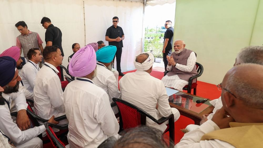 ਪ੍ਰਧਾਨ ਮੰਤਰੀ ਮੋਦੀ ਨੇ ਹੜ੍ਹਾਂ ਕਾਰਨ ਪੰਜਾਬ ਵਿੱਚ ਹੋਏ ਨੁਕਸਾਨ ਦੀ ਹੱਦ ਬਾਰੇ ਸੀਨੀਅਰ ਅਧਿਕਾਰੀਆਂ ਨਾਲ ਸਮੀਖਿਆ ਮੀਟਿੰਗ ਕੀਤੀ। ਇਸ ਬੈਠਕ ਵਿੱਚ ਪੰਜਾਬ ਦੇ ਗਵਰਨ ਗੁਲਾਬ ਚੰਦ ਕਟਾਰੀਆ ਵੀ ਮੌਦੂਦ ਰਹੇ।