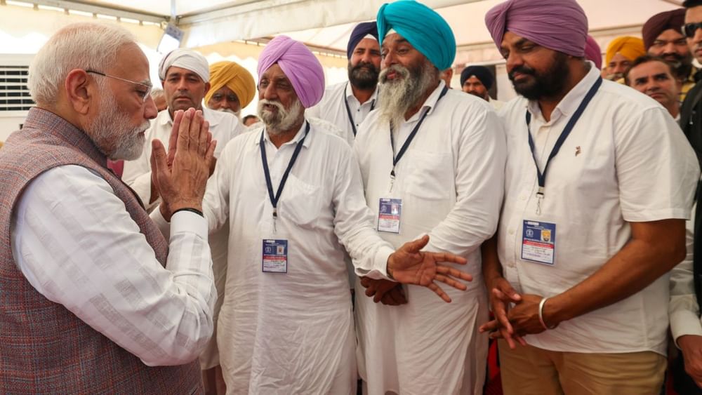 ਪੀਐਮ ਮੋਦੀ ਵੱਲੋਂ ਹੜ੍ਹਾਂ ਦੌਰਾਨ ਪ੍ਰਭਾਵਿਤ ਹੋਏ ਲੋਕਾਂ ਦੇ ਨਾਲ ਗੁਰਦਾਸਪੁਰ ਦੇ ਤਿਬੜੀ ਕੈਂਟ ਵਿੱਚ ਗੱਲਬਾਤ ਕੀਤੀ। ਪੀਐਮ ਨੇ ਹੜ੍ਹ ਪੀੜਤਾਂ ਨਾਲ 30 ਮਿੰਟ ਤੋਂ ਵਧ ਗੱਲਬਾਤ ਕੀਤੀ। ਪੀਐਮ ਨੇ ਲੋਕਾਂ ਦੀ ਆਪ ਬੀਤੀ ਅਤੇ ਫਸਲਾਂ ਦੇ ਹੋਏ ਨੁਕਸਾਨ ਦਾ ਦੁੱਖ ਸੁਣਿਆ।