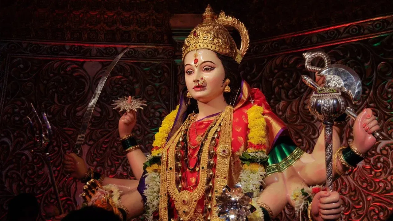 ਦੇਵੀ ਦੁਰਗਾ ਦੇ ਭਗਤ ਇਸ ਸਮੇਂ ਦੌਰਾਨ ਵਰਤ ਰੱਖਦੇ ਹਨ। ਪੂਜਾ ਤੋਂ ਇਲਾਵਾ, ਸ਼ਰਧਾਲੂਆਂ ਨੂੰ ਇਨ੍ਹਾਂ ਨੌਂ ਦਿਨਾਂ ਦੌਰਾਨ ਕੁਝ ਚੀਜ਼ਾਂ ਵੱਲ ਵਿਸ਼ੇਸ਼ ਧਿਆਨ ਦੇਣਾ ਚਾਹੀਦਾ ਹੈ ਅਤੇ ਵਰਤ ਦੀ ਪਵਿੱਤਰਤਾ ਅਤੇ ਸ਼ੁਭਤਾ ਨੂੰ ਬਣਾਈ ਰੱਖਣ ਲਈ ਕੁਝ ਕੰਮਾਂ ਤੋਂ ਬਚਣਾ ਚਾਹੀਦਾ ਹੈ। ਜੋਤਸ਼ੀਆਂ ਦੇ ਅਨੁਸਾਰ, ਛੋਟੀਆਂ-ਛੋਟੀਆਂ ਗਲਤੀਆਂ ਵੀ ਤੁਹਾਡਾ ਵਰਤ ਖੰਡਿਤ ਕਰ ਸਕਦੀਆਂ ਹਨ। ਆਓ ਜਾਣਦੇ ਹਾਂ ਕਿ ਨਰਾਤਿਆਂ ਦੌਰਾਨ ਤੁਹਾਨੂੰ ਕੀ ਨਹੀਂ ਕਰਨਾ ਚਾਹੀਦਾ।