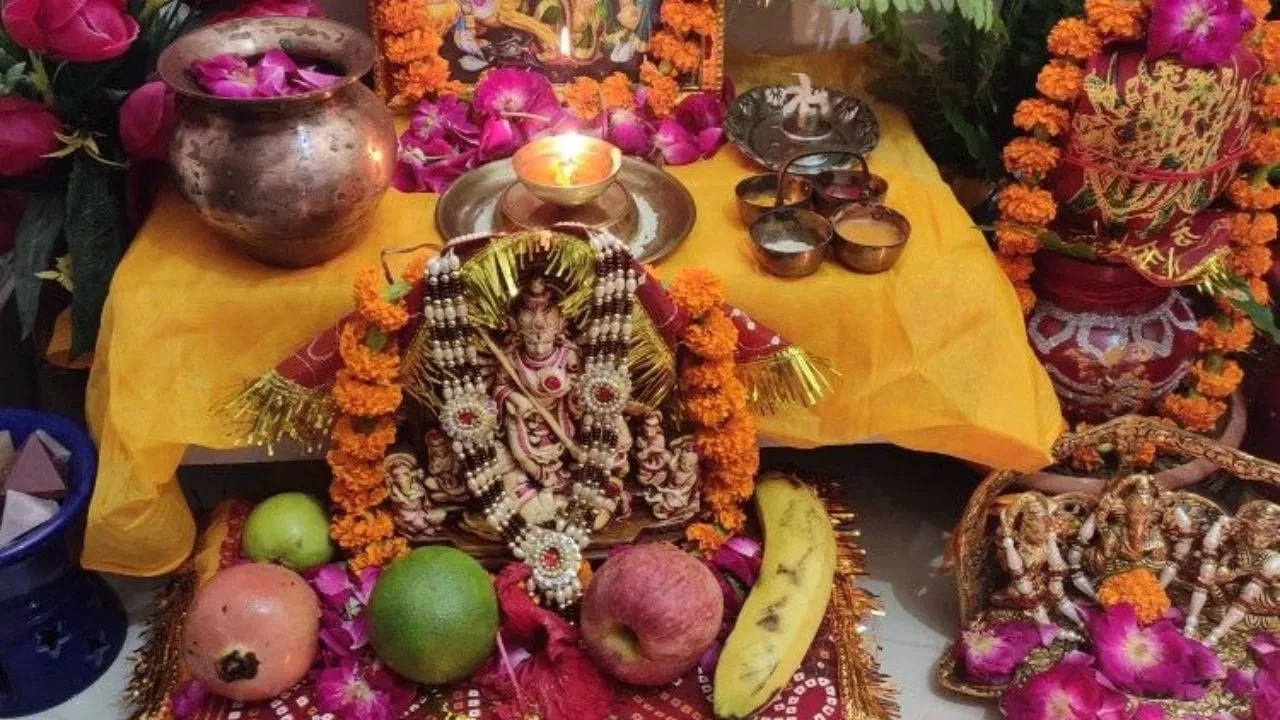 ਵਾਸਤੂ ਸ਼ਾਸਤਰ ਦੇ ਅਨੁਸਾਰ, ਨਰਾਤਿਆਂ ਦੌਰਾਨ ਦੇਵੀ ਦੁਰਗਾ ਦੀ ਮੂਰਤੀ ਰੱਖਣ ਲਈ ਉੱਤਰ-ਪੂਰਬ ਦਿਸ਼ਾ (North East Direction) ਚੁਣੋ। ਮੰਨਿਆ ਜਾਂਦਾ ਹੈ ਕਿ ਇਸ ਦਿਸ਼ਾ ਵਿੱਚ ਦੇਵੀ ਦੇ ਦਰਬਾਰ ਨੂੰ ਸਜਾਉਣ ਨਾਲ ਮਾਨਸਿਕ ਅਤੇ ਸਰੀਰਕ ਸ਼ਾਂਤੀ ਮਿਲਦੀ ਹੈ।