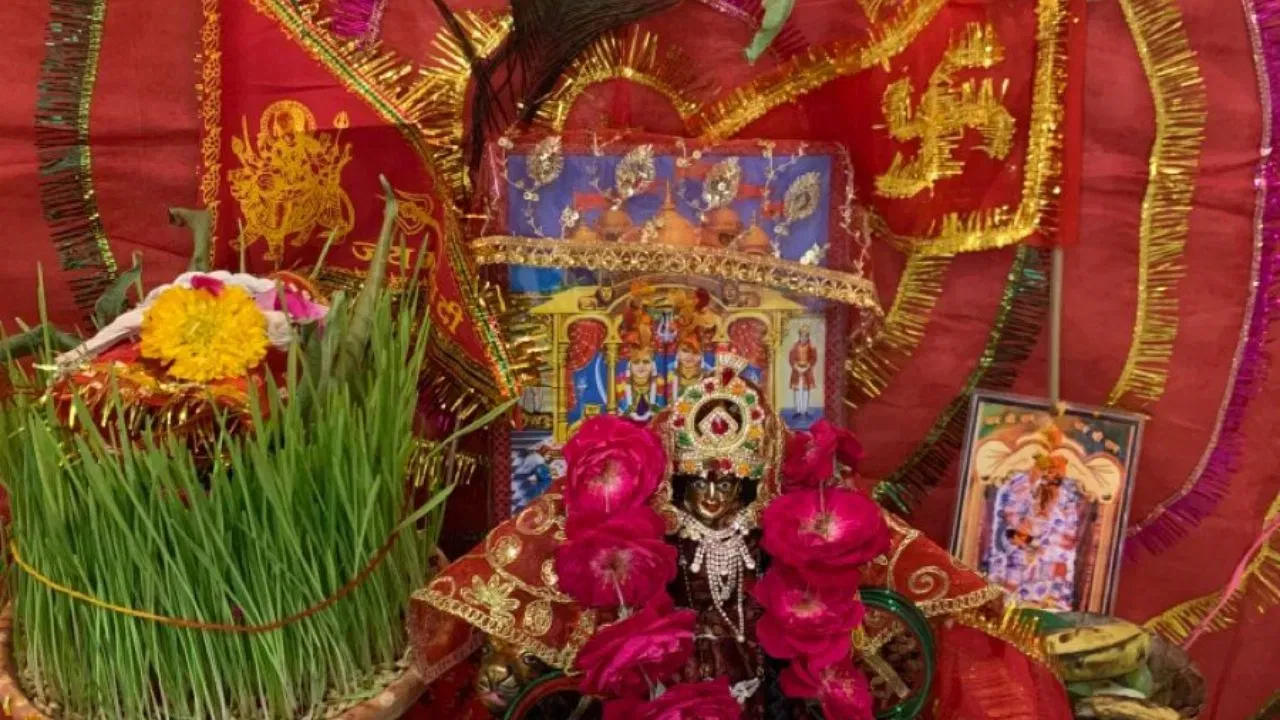 ਜੇਕਰ ਤੁਸੀਂ ਵੀ ਦੇਵੀ ਮਾਂ ਦੀ ਚੌਕੀ ਨੂੰ ਸਜਾਉਣ ਦੀ ਤਿਆਰੀ ਕਰ ਰਹੇ ਹੋ, ਤਾਂ ਸਹੀ ਦਿਸ਼ਾ ਨੂੰ ਧਿਆਨ ਵਿੱਚ ਰੱਖਣਾ ਬਹੁਤ ਜ਼ਰੂਰੀ ਹੈ। 2025 ਵਿੱਚ, ਅੱਸੂ ਦੇ ਨਰਾਤੇ ਸੋਮਵਾਰ, 22 ਸਤੰਬਰ ਤੋਂ ਸ਼ੁਰੂ ਹੋਣ ਜਾ ਰਹੇ ਹਨ।