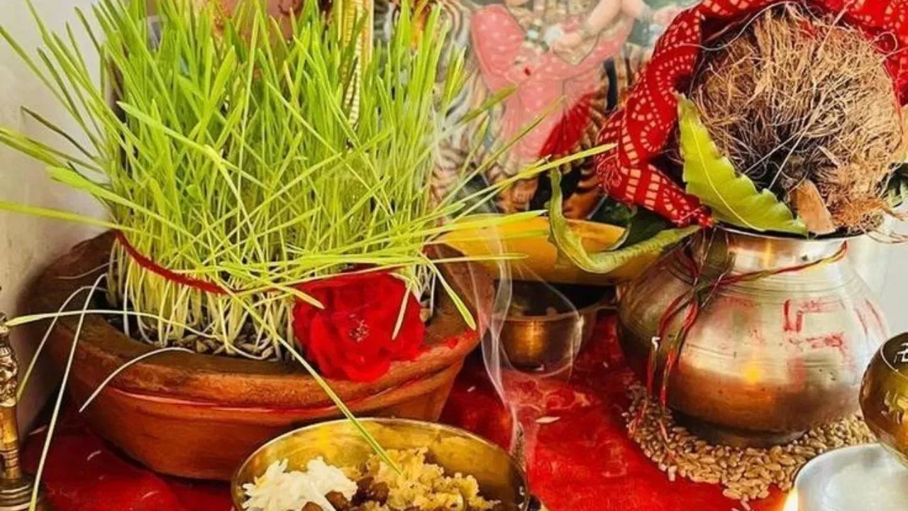 ਸਾਡੇ ਜੀਵਨ ਵਿੱਚ ਵਾਸਤੂ ਨਿਯਮਾਂ ਦਾ ਬਹੁਤ ਮਹੱਤਵ ਹੈ। ਹਿੰਦੂ ਧਰਮ ਵਿੱਚ, ਪੂਜਾ ਕਰਦੇ ਕਰਦੇ ਸਮੇਂ ਦਿਸ਼ਾ ਨੂੰ ਮਹੱਤਵਪੂਰਨ ਮੰਨਿਆ ਜਾਂਦਾ ਹੈ। ਪੂਜਾ ਦੌਰਾਨ ਸਹੀ ਦਿਸ਼ਾ ਸ਼ੁਭ ਨਤੀਜੇ ਲਿਆਉਂਦੀ ਹੈ। ਨਰਾਤਿਆਂ ਦੌਰਾਨ ਘਰ ਵਿੱਚ ਦੇਵੀ ਮਾਂ ਦੀ ਚੌਕੀ ਨੂੰ ਸਜਾਉਣ ਲਈ ਕਿਹੜੀ ਦਿਸ਼ਾ ਢੁਕਵੀਂ ਮੰਨੀ ਜਾਂਦੀ ਹੈ?