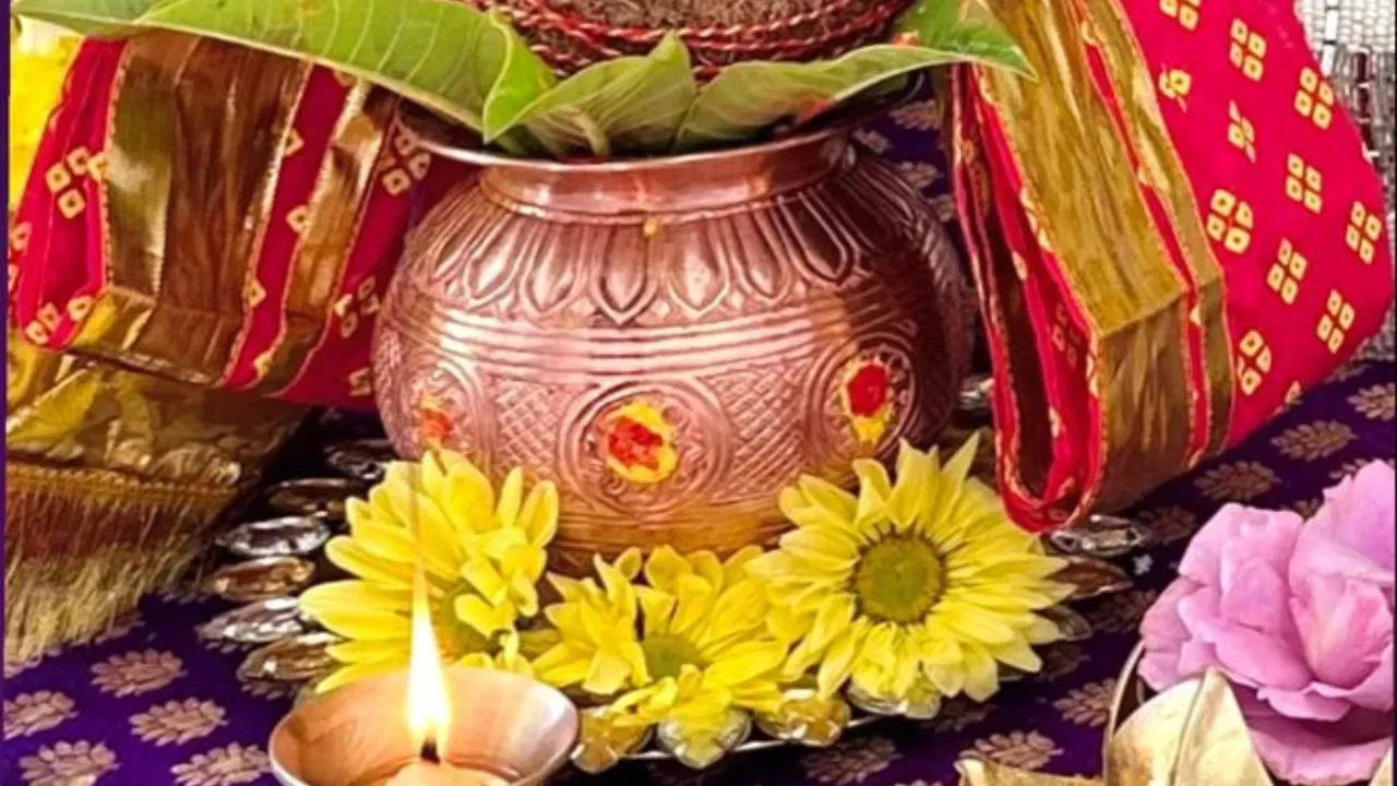 ਦੇਵੀ ਦੁਰਗਾ ਦੀ ਮੂਰਤੀ ਰੱਖਣ ਲਈ ਪੱਛਮ (West) ਦਿਸ਼ਾ ਨੂੰ ਵੀ ਸ਼ੁਭ ਮੰਨਿਆ ਜਾਂਦਾ ਹੈ। ਪੂਜਾ ਦੌਰਾਨ, ਸ਼ਰਧਾਲੂ ਨੂੰ ਪੂਰਬ ਜਾਂ ਪੱਛਮ ( (West) ਵੱਲ ਮੂੰਹ ਕਰਨਾ ਚਾਹੀਦਾ ਹੈ।