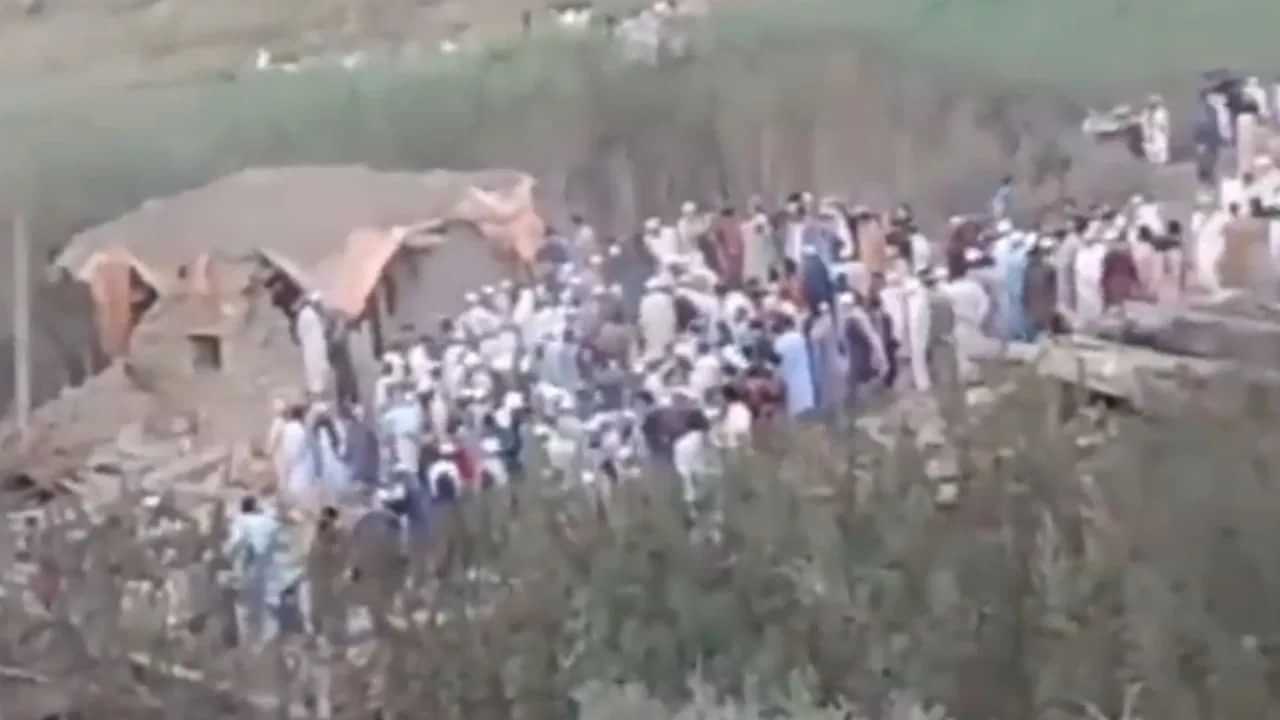 ਪਾਕਿਸਤਾਨ ਨੇ ਆਪਣੇ ਹੀ ਨਾਗਰਿਕਾਂ ਤੇ ਸੁੱਟਿਆ ਚੀਨੀ ਬੰਬ, 30 ਦੀ ਮੌਕੇ ਤੇ ਹੀ ਮੌਤ ਪਾਕਿਸਤਾਨ ਨੇ ਆਪਣੇ ਹੀ ਨਾਗਰਿਕਾਂ ਤੇ ਸੁੱਟਿਆ ਚੀਨੀ ਬੰਬ, 30 ਦੀ ਮੌਕੇ ਤੇ ਹੀ ਮੌਤ