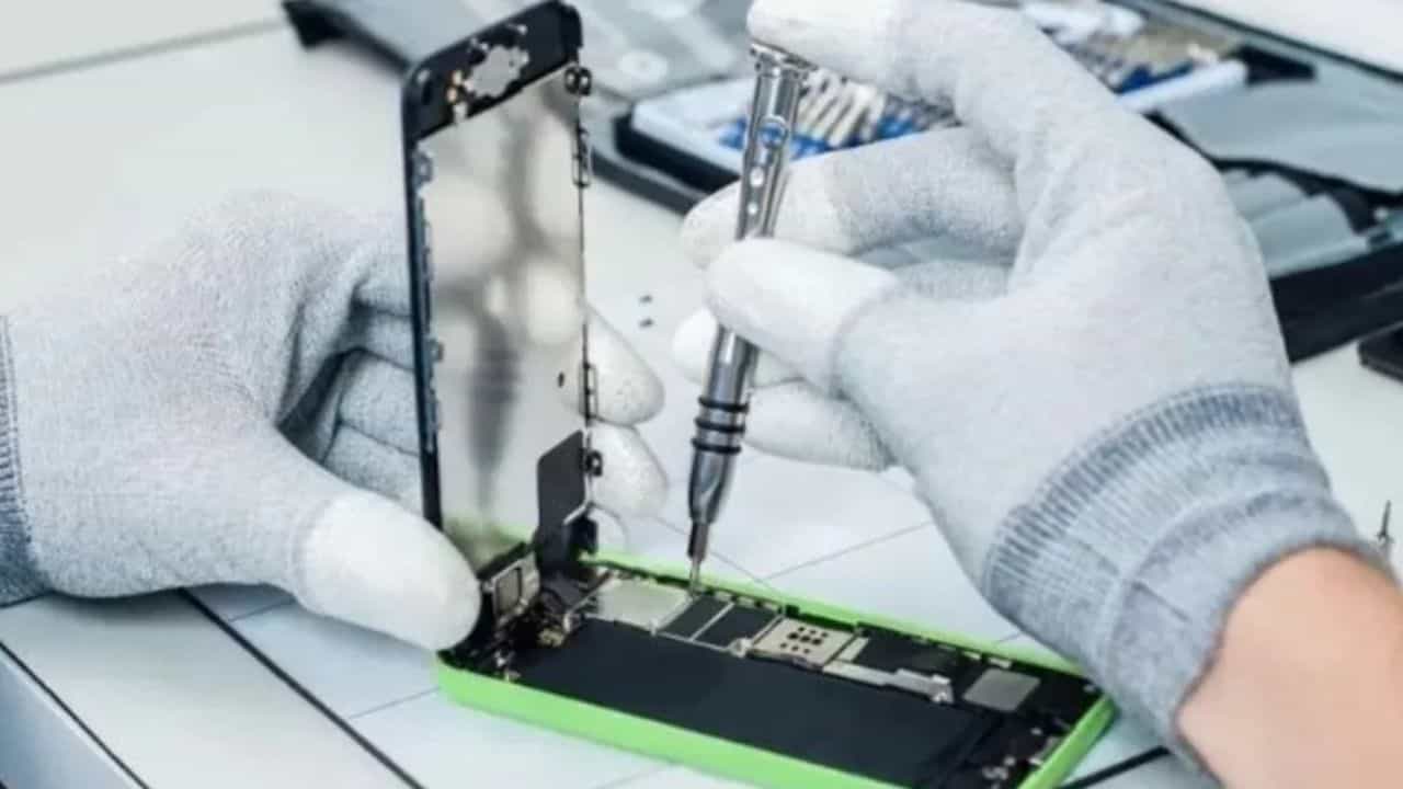 ਫ਼ੋਨ ਮੁਰੰਮਤ ਲਈ ਦੇਣ ਤੋਂ ਪਹਿਲਾਂ ਸੋਚੋ, ਤੁਹਾਡੀ ਵੀ ਲੀਕ ਹੋ ਸਕਦੀ ਹੈ ਨਿੱਜੀ ਵੀਡਿਓ ਫ਼ੋਨ ਮੁਰੰਮਤ ਲਈ ਦੇਣ ਤੋਂ ਪਹਿਲਾਂ ਸੋਚੋ, ਤੁਹਾਡੀ ਵੀ ਲੀਕ ਹੋ ਸਕਦੀ ਹੈ ਨਿੱਜੀ ਵੀਡਿਓ