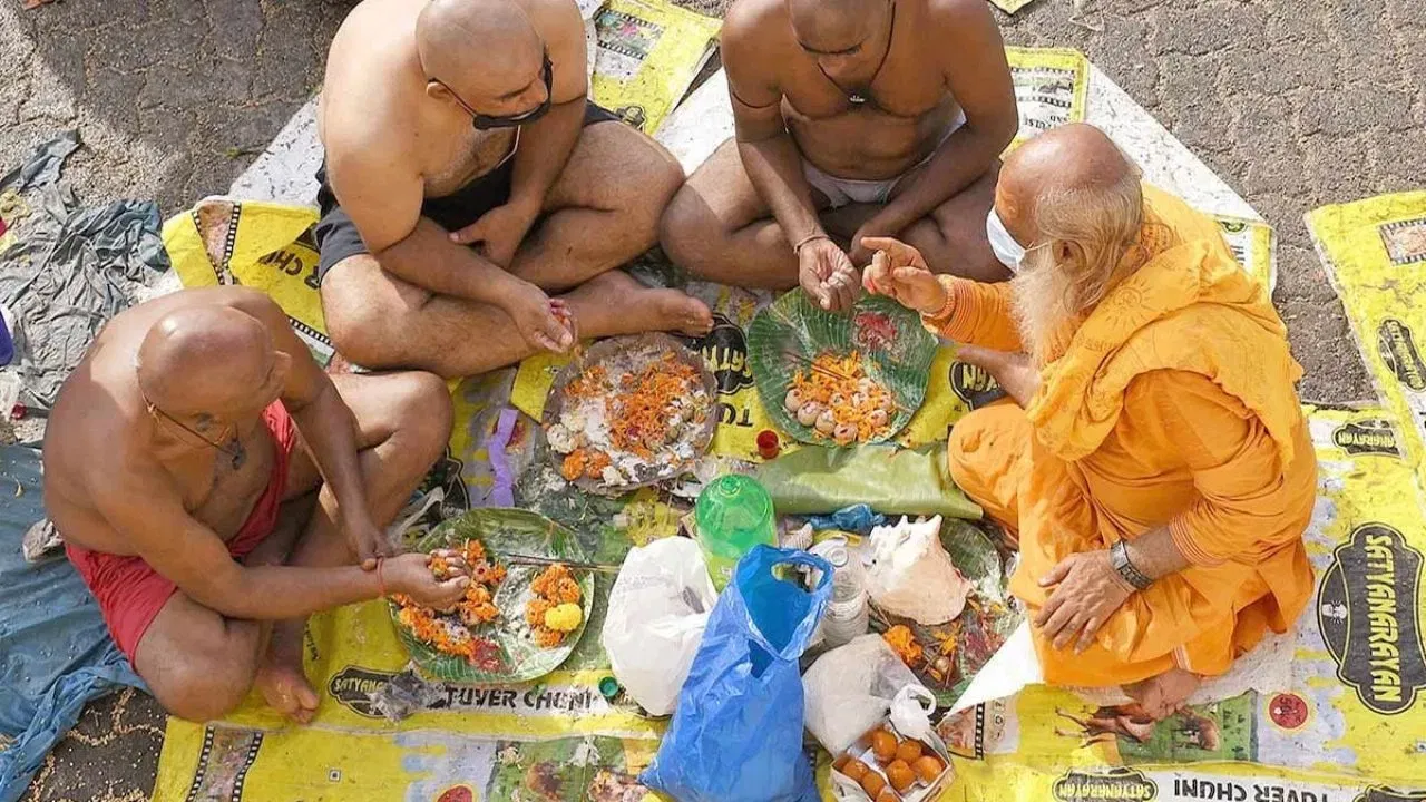 ਜੇਕਰ ਤੁਸੀਂ ਸੁਪਨੇ ਵਿੱਚ ਪੁਰਖਿਆਂ ਨੂੰ ਹੱਸਦੇ ਅਤੇ ਮੁਸਕਰਾਉਂਦੇ ਦੇਖਦੇ ਹੋ, ਤਾਂ ਇਸਦਾ ਮਤਲਬ ਹੈ ਕਿ ਉਹ ਤੁਹਾਡੇ ਤੋਂ ਖੁਸ਼ ਹਨ ਅਤੇ ਤੁਹਾਨੂੰ ਅਸ਼ੀਰਵਾਦ ਦੇਣ ਆਏ ਹਨ। ਇਹ ਸੁਪਨਾ ਬਹੁਤ ਸ਼ੁਭ ਮੰਨਿਆ ਜਾਂਦਾ ਹੈ।