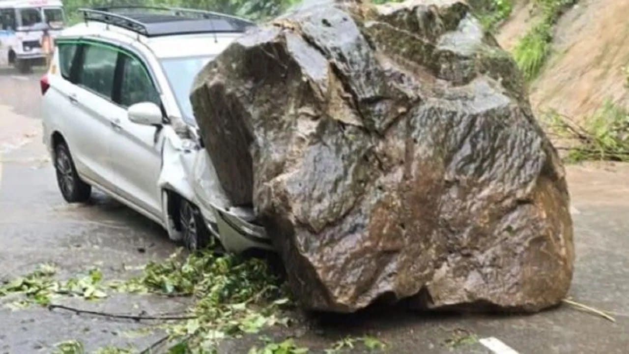 OMG! ਪਹਾੜ ਤੋਂ SUV ਕਾਰ 'ਤੇ ਡਿੱਗਿਆ ਵੱਡਾ ਪੱਥਰ, ਅੰਦਰ ਸਨ ਸਵਾਰੀਆਂ, ਇੰਝ ਛੂਹ ਕੇ ਨਿਕਲੀ ਮੌਤ... ਨੈਨੀਤਾਲ ਦਾ ਇਹ ਵੀਡੀਓ ਦੇਖ ਕੇ ਕੰਬ ਜਾਵੇਗੀ ਰੂਹ