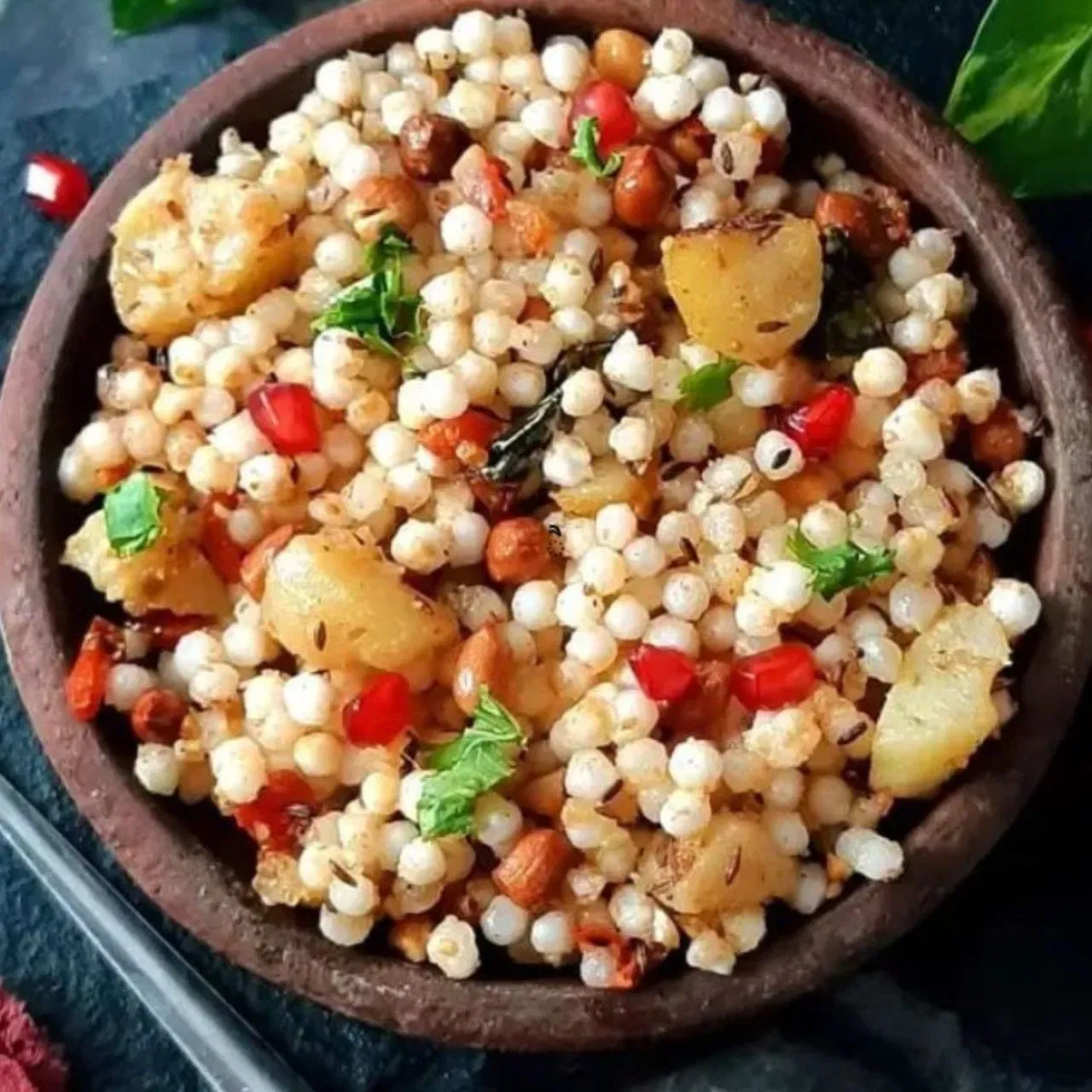 ਸਾਬੂਦਾਣਾ ਇੱਕ ਗਲੂਟਨ-ਫਰੀ ਫੂਡ ਹੈ। ਵਰਤ ਦੌਰਾਨ ਸਾਬੂਦਾਣਾ ਖਾਣ ਦੀ ਸਲਾਹ ਦਿੱਤੀ ਜਾਂਦੀ ਹੈ। ਇਸ ਵਿੱਚ ਕਾਰਬੋਹਾਈਡਰੇਟ, ਪ੍ਰੋਟੀਨ ਅਤੇ ਫਾਈਬਰ ਦੀ ਚੰਗੀ ਮਾਤਰਾ ਹੁੰਦੀ ਹੈ, ਨਾਲ ਹੀ ਕੈਲਸ਼ੀਅਮ, ਵਿਟਾਮਿਨ ਅਤੇ ਖਣਿਜ ਵੀ ਹੁੰਦੇ ਹਨ। ਤੁਸੀਂ ਸਾਬੂਦਾਣੇ ਦੀ ਖਿਚੜੀ ਬਣਾ ਕੇ ਵਰਤ ਦੌਰਾਨ ਖਾ ਸਕਦੇ ਹੋ। ਇਹ ਦਿਨ ਭਰ ਦੀ ਐਨਰਜੀ ਲਈ ਸਭ ਤੋਂ ਵਧੀਆ ਆਪਸ਼ਨ ਹੈ।