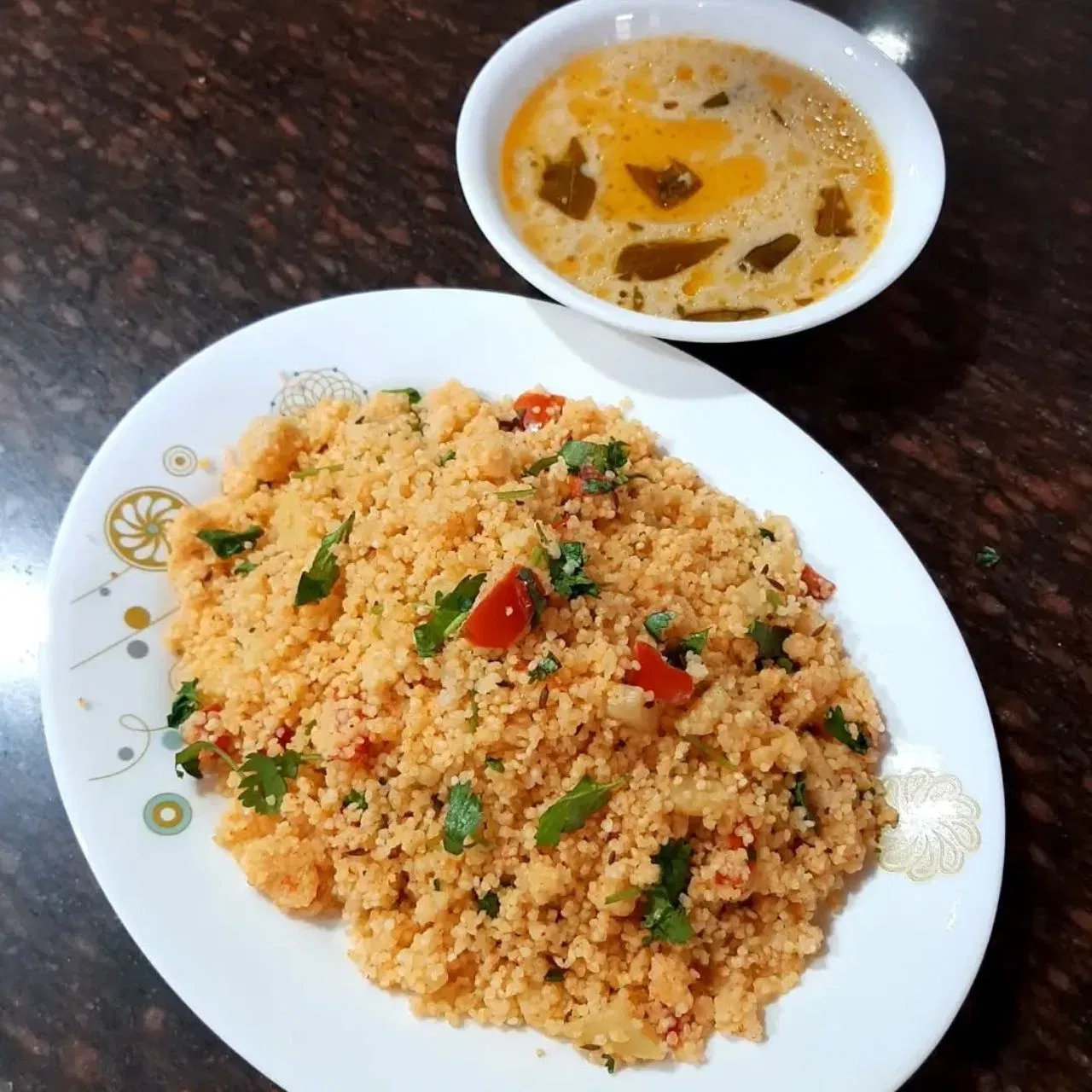 ਸਮਕ ਜਾਂ ਸਵਾਂ ਦੇ ਚੌਲ, ਜਿਸਨੂੰ ਵਰਤ ਦੇ ਚੌਲ ਵੀ ਕਿਹਾ ਜਾਂਦਾ ਹੈ, ਵਰਤ ਦੌਰਾਨ ਖਾਧਾ ਜਾਣ ਵਾਲਾ ਇੱਕ ਗਲੂਟਨ-ਫਰੀ ਫੂਡ ਹੈ। ਇਸ ਵਿੱਚ ਪ੍ਰੋਟੀਨ, ਫਾਈਬਰ ਅਤੇ ਕਾਰਬੋਹਾਈਡਰੇਟ ਦੀ ਚੰਗੀ ਮਾਤਰਾ ਵੀ ਹੁੰਦੀ ਹੈ। ਇਸਦੇ ਘੱਟ ਗਲਾਈਸੈਮਿਕ ਇੰਡੈਕਸ ਦੇ ਕਾਰਨ, ਇਹ ਬਲੱਡ ਸ਼ੂਗਰ ਦੇ ਪੱਧਰ ਨੂੰ ਨਹੀਂ ਵਧਾਉਂਦਾ। ਨਾਲ ਹੀ, ਫਾਈਬਰ ਨਾਲ ਭਰਪੂਰ ਹੋਣ ਕਰਕੇ, ਇਹ ਪੇਟ ਨੂੰ ਲੰਬੇ ਸਮੇਂ ਤੱਕ ਭਰਿਆ ਰੱਖਦਾ ਹੈ। ਤੁਸੀਂ ਇਸਨੂੰ ਪੁਲਾਓ ਬਣਾ ਕੇ ਖਾ ਸਕਦੇ ਹੋ।