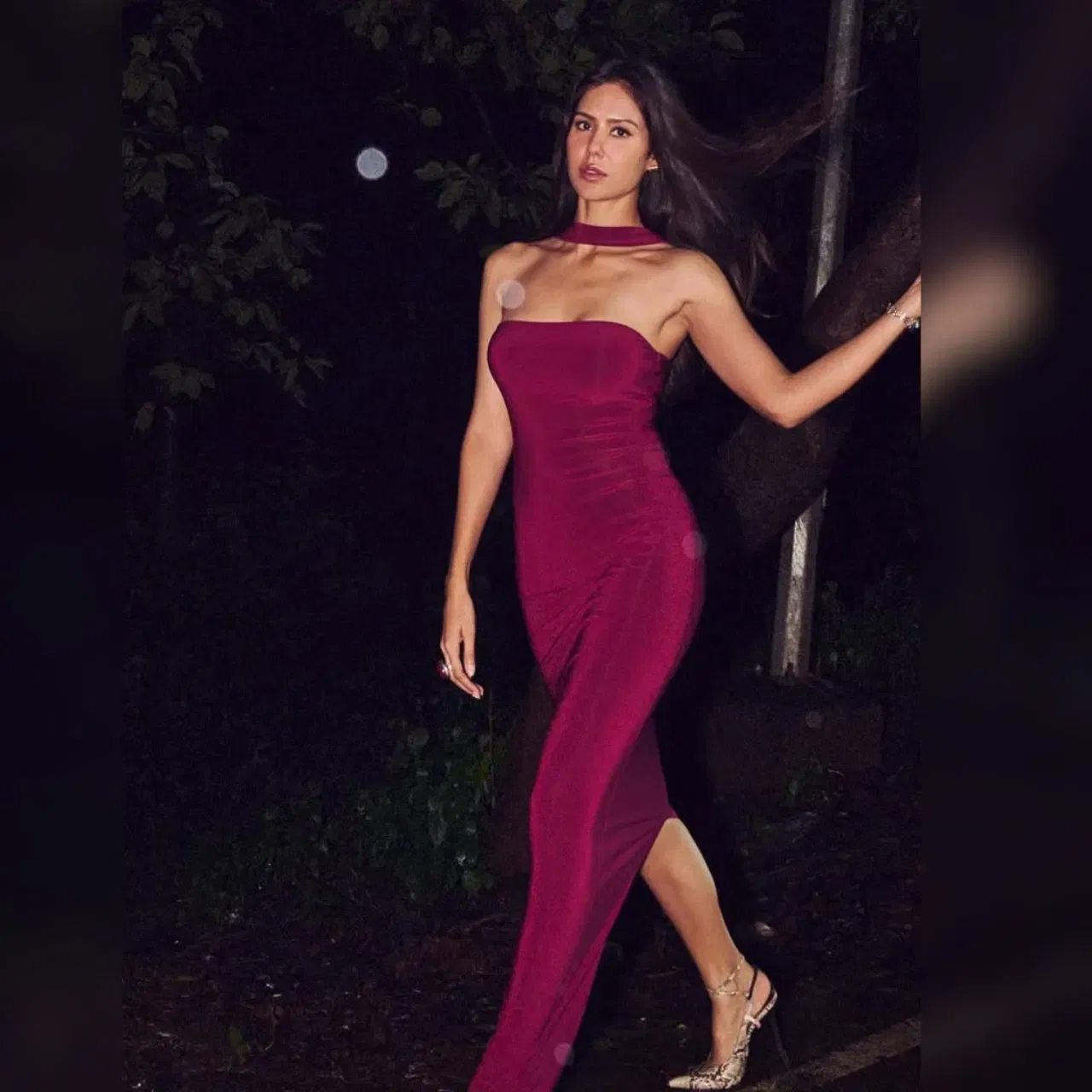 ਇਸ ਤਸਵੀਰ ਵਿੱਚ ਸੋਨਮ ਬਾਜਵਾ ਵਾਈਨ ਰੰਗ ਦੀ ਟਿਊਬ ਬਾਡੀਕੋਨ ਡਰੈੱਸ ਪਹਿਨੀ ਹੋਈ ਦਿਖਾਈ ਦੇ ਰਹੇ ਹਨ, ਜੋ ਉਨ੍ਹਾਂ ਨੂੰ ਬਹੁਤ ਸੂਟ ਕਰ ਰਹੀ ਹੈ। ਇਸ ਦੇ ਨਾਲ, ਐਕਟ੍ਰੈਸ ਨੇ ਗਲ੍ਹੇ ਦੇ ਆਲੇ-ਦੁਆਲੇ ਇੱਕ ਮੈਚਿੰਗ ਸਟਰੈਪ ਲਗਾਇਆ ਹੈ, ਜੋ ਇਸ ਡਰੈੱਸ ਨੂੰ ਇੱਕ ਯੂਨੀਕ ਲੁੱਕ ਦੇ ਰਿਹਾ ਹੈ।