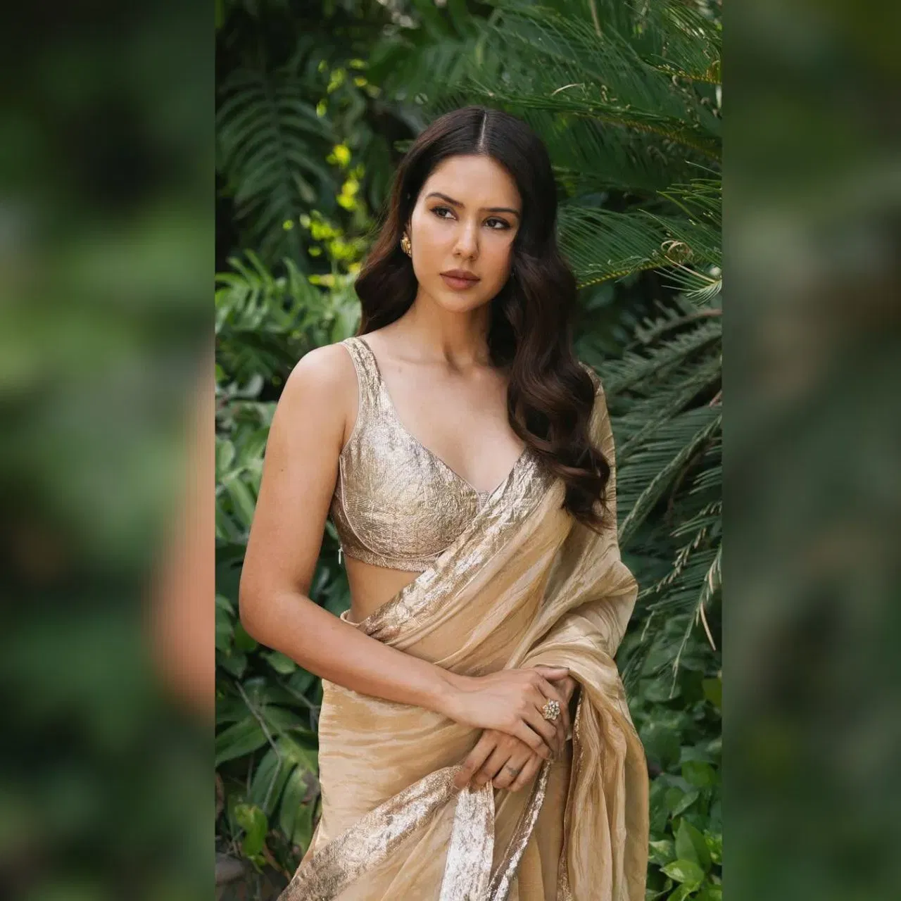 ਸਾੜੀ ਵਿੱਚ ਸੋਨਮ ਵੀ ਬਹੁਤ ਸੁੰਦਰ ਲੱਗ ਰਹੇ ਹਨ। ਉਨ੍ਹਾਂ ਨੇ ਗੋਲਡਨ ਕਲਰ ਦੀ ਟਿਸ਼ੂ ਦੀ ਸਾੜੀ ਪਾਈ ਹੋਈ ਹੈ, ਜਿਸਦੇ ਨਾਲ ਅਦਾਕਾਰਾ ਨੇ ਸੀਕੁਐਂਸ ਸਲੀਵਲੈੱਸ ਬਲਾਊਜ਼ ਪਾਇਆ ਹੋਇਆ ਹੈ। ਸੋਨਮ ਗਲੋਸੀ ਮੇਕਅਪ ਅਤੇ ਵੇਵੀ ਹੇਅਰ ਵਿੱਚ ਗਜਬ ਢਾਹ ਰਹੀ ਹੈ।