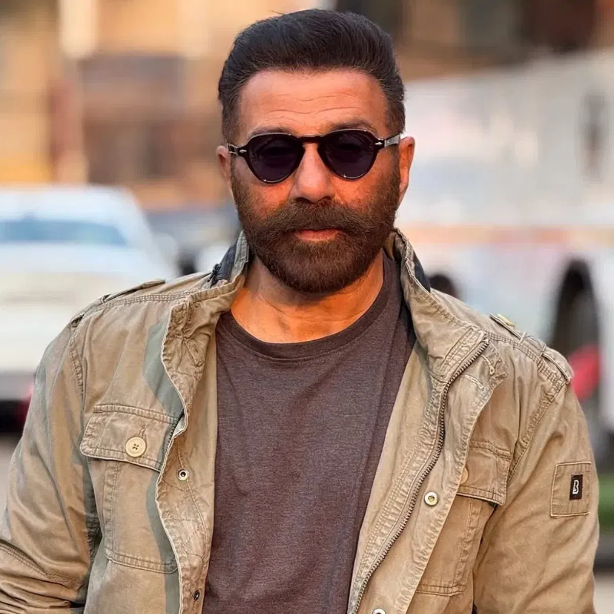 ਸੰਨੀ ਦਿਓਲ- ਆਪਣੇ ਪਿਤਾ ਵਾਂਗ ਬੇਟੇ ਸੰਨੀ ਦਿਓਲ ਦਾ ਜਨਮ ਵੀ ਪੰਜਾਬ 'ਚ ਹੋਇਆ ਸੀ। ਸੰਨੀ ਦਿਓਲ ਦਾ ਜਨਮ ਲੁਧਿਆਣਾ ਦੇ ਸਾਹਨੇਵਾਲ ਪਿੰਡ  ਵਿੱਚ ਹੋਇਆ ਸੀ। ਉਹ 67 ਸਾਲ ਦੇ ਹਨ। ਅਭਿਨੇਤਾ ਨੇ ਹੁਣ ਤੱਕ ਘਟਕ, ਭਾਰਤੀ, ਸਾਲਾਖੇਂ, ਗੱਦਾਰ, ਘਾਇਲ, ਬਾਰਡਰ, ਜਿੱਦੀ, ਡਰ, ਬੇਤਾਬ, ਅਪਨੇ, ਸੰਨੀ ਫਰਜ਼ ਚੈਂਪੀਅਨ ਅਤੇ ਤ੍ਰਿਦੇਵ ਵਰਗੀਆਂ ਫਿਲਮਾਂ ਵਿੱਚ ਕੰਮ ਕੀਤਾ ਹੈ।