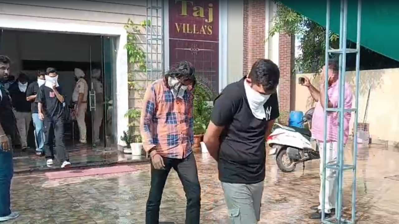 ਕਪੂਰਥਲਾ: 39 ਵਿਦਿਆਰਾਥੀ ਗ੍ਰਿਫ਼ਤਾਰ, 40 ਲੈਪਟਾਪ, 67 ਫੋਨ ਤੇ ਨਕਦੀ ਬਰਾਮਦ...ਪੁਲਿਸ ਦੀ ਤਾਜ ਵਿਲਾ ਹੋਟਲ ਤੇ ਰੇਡ ਕਪੂਰਥਲਾ: 39 ਵਿਦਿਆਰਾਥੀ ਗ੍ਰਿਫ਼ਤਾਰ, 40 ਲੈਪਟਾਪ, 67 ਫੋਨ ਤੇ ਨਕਦੀ ਬਰਾਮਦ...ਪੁਲਿਸ ਦੀ ਤਾਜ ਵਿਲਾ ਹੋਟਲ ਤੇ ਰੇਡ