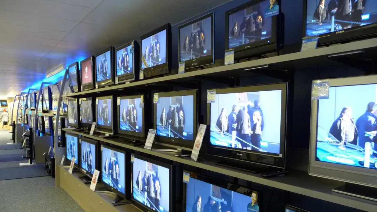 ਕੇਂਦਰ ਸਰਕਾਰ ਵੱਲੋਂ ਦੀਵਾਲੀ, ਨਰਾਤੇ ਜਾਂ ਦੂਜੇ ਤਿਉਹਾਰੀ ਸੀਜ਼ਨ ਤੋਂ ਪਹਿਲਾਂ ਇੱਕ ਵੱਡਾ ਤੋਹਫ਼ਾ ਦਿੱਤਾ ਜਾ ਰਿਹਾ ਹੈ। ਜੇਕਰ ਤੁਸੀਂ ਆਉਣ ਵਾਲੇ ਦਿਨਾਂ ਵਿੱਚ ਖਪਤਕਾਰ ਇਲੈਕਟ੍ਰਾਨਿਕਸ ਨਾਲ ਸਬੰਧਤ ਕੋਈ ਵੀ ਸਮਾਨ ਖਰੀਦਣ ਦੀ ਯੋਜਨਾ ਬਣਾ ਰਹੇ ਹੋ, ਤਾਂ ਤੁਹਾਨੂੰ ਵੱਡੀ ਬੱਚਤ ਮਿਲੇਗੀ। ਇਹ ਬੱਚਤ 22 ਸਤੰਬਰ ਤੋਂ ਨਵੀਆਂ ਜੀਐਸਟੀ ਦਰਾਂ ਲਾਗੂ ਹੋਣ ਤੋਂ ਬਾਅਦ ਹੋਵੇਗੀ।