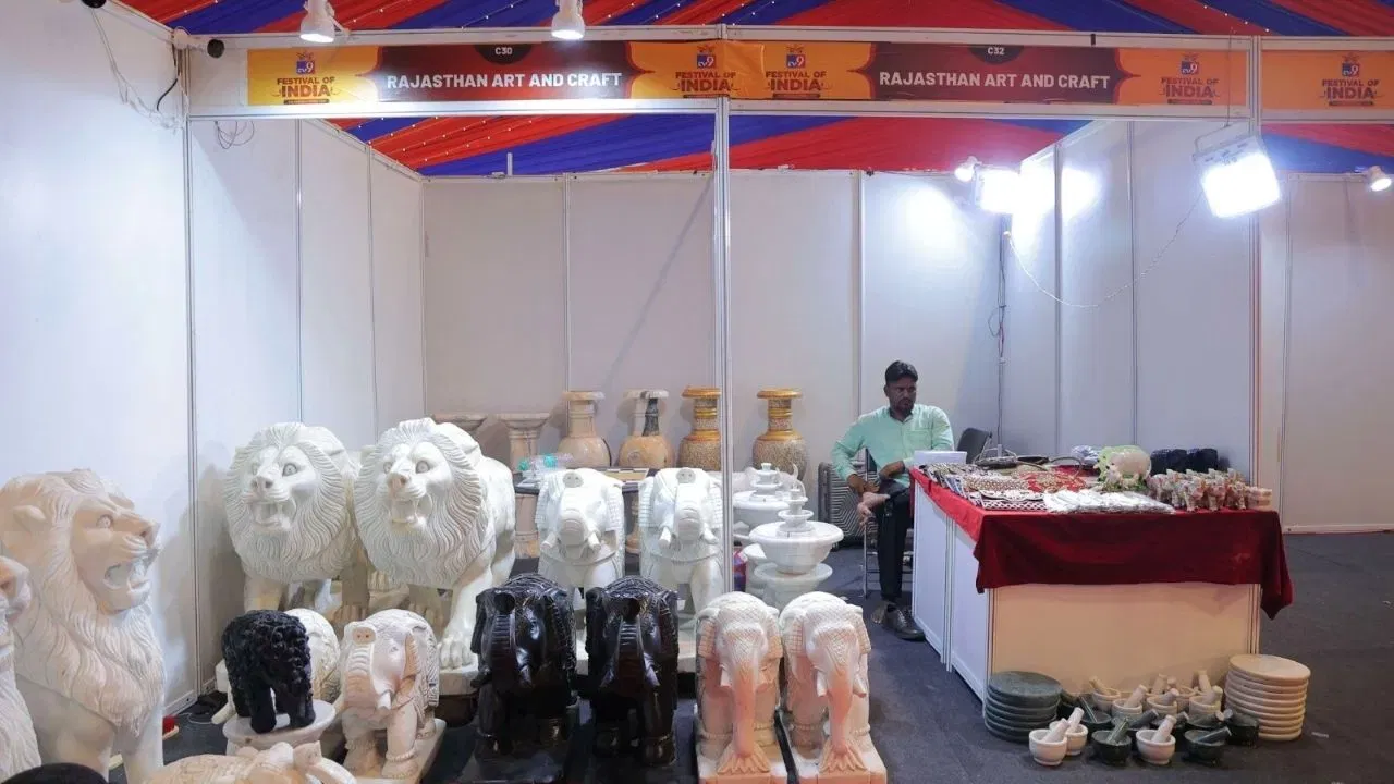 ਤਿਉਹਾਰ ਵਿੱਚ ਹੈਂਡੀਕ੍ਰਾਫਟ ਦੇ ਸਟਾਲਸ ਵੀ ਲਗਾਏ ਗਏ ਹਨ। ਜੇਕਰ ਤੁਸੀਂ ਵੀ ਆਪਣੇ ਘਰ ਵਿੱਚ ਇੱਕ ਐਂਟੀਕ ਟੱਚ ਜੋੜਨਾ ਚਾਹੁੰਦੇ ਹੋ, ਤਾਂ ਤੁਸੀਂ ਇੱਥੇ ਮੂਰਤੀਆਂ ਅਤੇ ਕਈ ਤਰ੍ਹਾਂ ਦੀਆਂ ਕਲਾਕ੍ਰਿਤੀਆਂ ਲਈ ਖਰੀਦਦਾਰੀ ਕਰ ਸਕਦੇ ਹੋ। TV9 ਫੈਸਟੀਵਲ ਆਫ਼ ਇੰਡੀਆ ਵਿਖੇ ਰਾਜਸਥਾਨ ਆਰਟ ਐਂਡ ਕਰਾਫਟ ਸਟਾਲ ਤੁਹਾਡੇ ਲਈ ਬੈਸਟ ਪਲੇਸ ਹੋਵੇਗਾ।