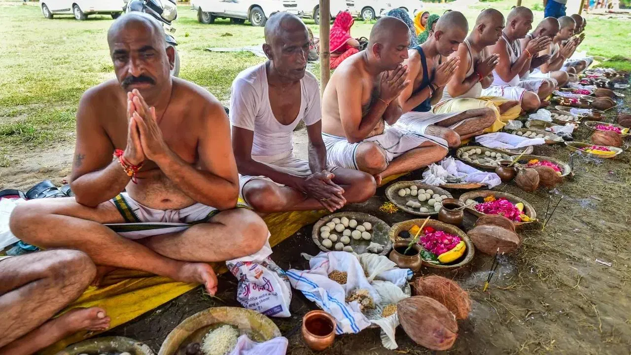 ਗਰੁੜ ਪੁਰਾਣ ਦੇ ਅਨੁਸਾਰ, ਜੇਕਰ ਪੂਰਖਿਆਂ ਦਾ ਸ਼ਰਾਧ ਨਹੀਂ ਤਾ ਜਾਂਦਾ ਤਾਂ ਵਿਛੜੀ ਆਤਮਾ ਮ੍ਰਿਤਕ ਦੇ ਸਰੀਰ ਵਿੱਚ ਰਹਿ ਸਕਦੀ ਹੈ। ਇਸ ਕਾਰਨ ਪਰਿਵਾਰ ਨੂੰ ਕਈ ਸਮੱਸਿਆਵਾਂ ਦਾ ਸਾਹਮਣਾ ਕਰਨਾ ਪੈ ਸਕਦਾ ਹੈ। ਇਸ ਦੇ ਨਾਲ ਹੀ, ਪਿਤਰ ਦੋਸ਼ ਵੀ ਲੱਗ ਸਕਦਾ ਹੈ। ਜਿਸ ਨਾਲ ਸਿਹਤ, ਧਨ ਅਤੇ ਰਿਸ਼ਤਿਆਂ ਵਿੱਚ ਸਮੱਸਿਆਵਾਂ ਪੈਦਾ ਹੁੰਦੀਆਂ ਹਨ।