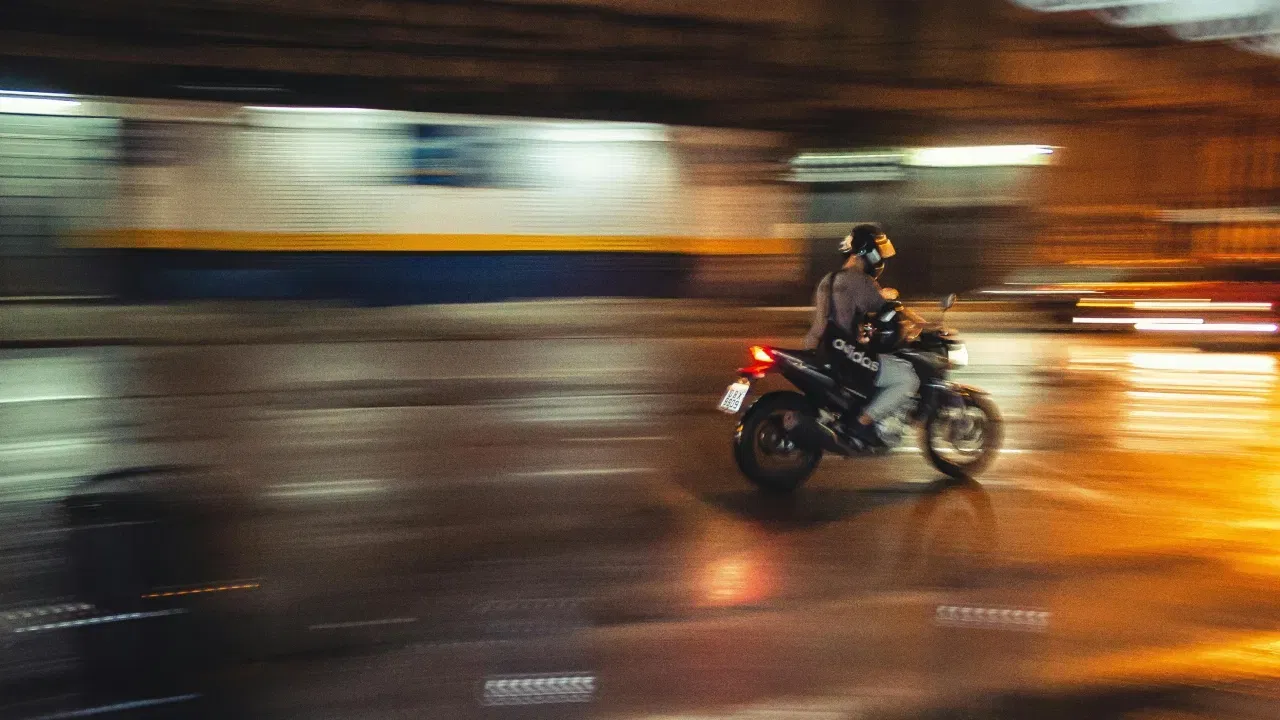 ਸਾਡੇ ਵਿੱਚੋਂ ਬਹੁਤ ਸਾਰੇ ਲੋਕ ਰਾਤ ਨੂੰ ਬਾਹਰ ਘੁੰਮਣਾ ਪਸੰਦ ਕਰਦੇ ਹਨ। ਸ਼ਾਂਤ ਸੜਕਾਂ, ਘੋਰ ਹਨੇਰਾ ਅਤੇ ਪਿੰਡ ਡਰੋਪਿੰਗ ਸਾਈਲੈਂਸ ਵਾਲਾ ਮਾਹੌਲ ਇਹ ਇੱਕ ਵੱਖਰੀ ਹੀ ਤਰ੍ਹਾਂ ਦਾ ਐਕਸਪੀਅਰੈਂਸ ਦਿੰਦਾ ਹੈ। ਪਰ, ਕੀ ਤੁਸੀਂ ਜਾਣਦੇ ਹੋ ਕਿ ਸਾਡੇ ਧਾਰਮਿਕ ਗ੍ਰੰਥਾਂ, ਖਾਸ ਕਰਕੇ ਵਿਸ਼ਨੂੰ ਪੁਰਾਣ ਵਿੱਚ, ਰਾਤ ​​ਨੂੰ ਘੁੰਮਣ-ਫਿਰਨ ਲਈ ਕੁਝ ਮਹੱਤਵਪੂਰਨ ਨਿਯਮਾਂ ਦਾ ਜ਼ਿਕਰ ਕੀਤਾ ਗਿਆ ਹੈ। ਜੇਕਰ ਤੁਸੀਂ ਇਨ੍ਹਾਂ ਨਿਯਮਾਂ ਦੀ ਪਾਲਣਾ ਨਹੀਂ ਕਰਦੇ, ਤਾਂ ਤੁਹਾਡਾ ਇਹ ਮਜ਼ਾ ਤੁਹਾਨੂੰ ਆਪਣੀ ਜ਼ਿੰਦਗੀ ਭਰ ਲਈ ਪਛਤਾਉਣ ਨੂੰ ਮਜਬੂਰ ਕਰ ਸਕਦਾ ਹੈ।