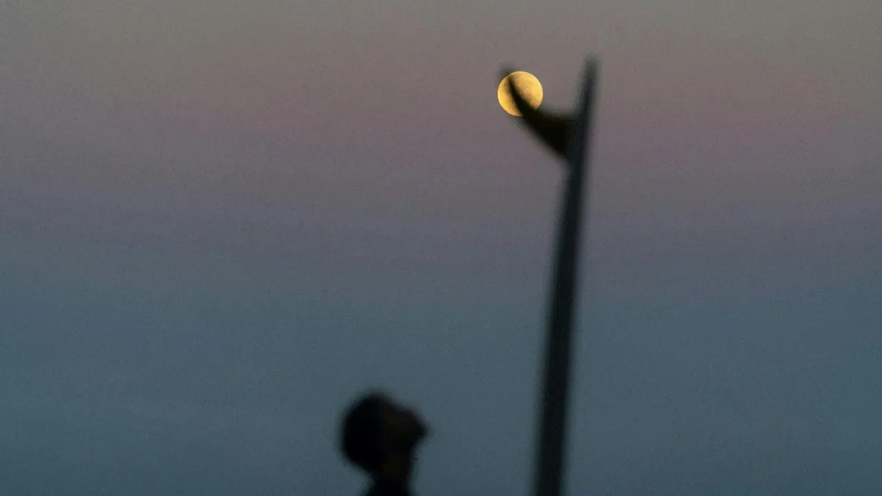 ਕਈ ਵਾਰ ਇਸ ਜਗ੍ਹਾ 'ਤੇ ਤਕਨੀਕੀ ਗਤੀਵਿਧੀਆਂ ਹੁੰਦੀਆਂ ਹਨ, ਜਿਸਦਾ ਤੁਹਾਡੇ 'ਤੇ ਬੁਰਾ ਪ੍ਰਭਾਵ ਪੈ ਸਕਦਾ ਹੈ। ਇਸ ਲਈ ਜੇਕਰ ਤੁਸੀਂ ਰਾਤ ਨੂੰ ਯਾਤਰਾ ਕਰਨ ਦੀ ਯੋਜਨਾ ਬਣਾ ਰਹੇ ਹੋ, ਤਾਂ ਅਜਿਹਾ ਕਰਨ ਤੋਂ ਪਹਿਲਾਂ ਇਨ੍ਹਾਂ ਗੱਲਾਂ ਨੂੰ ਧਿਆਨ ਵਿੱਚ ਰੱਖੋ। ਨਹੀਂ ਤਾਂ ਤੁਹਾਨੂੰ ਆਪਣੀ ਬਾਕੀ ਦੀ ਜ਼ਿੰਦਗੀ ਲਈ ਪਛਤਾਉਣਾ ਪੈ ਸਕਦਾ ਹੈ।