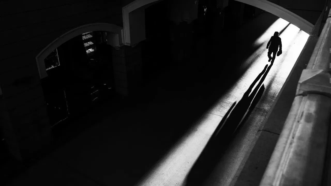 ਰਾਤ ਨੂੰ ਚੌਰਾਹਿਆਂ ਅਤੇ ਸੁੰਨਸਾਨ ਗਲੀਆਂ ਵਿੱਚ ਘੁੰਮਣਾ ਬਹੁਤ ਮਜ਼ੇਦਾਰ ਲੱਗਦਾ ਹੈ। ਪਰ ਵਿਸ਼ਨੂੰ ਪੁਰਾਣ ਵਿੱਚ ਇਸ ਬਾਰੇ ਇੱਕ ਗੰਭੀਰ ਚੇਤਾਵਨੀ ਦਿੱਤੀ ਗਈ ਹੈ। ਰਾਤ ਨੂੰ, ਅਜਿਹੀਆਂ ਥਾਵਾਂ 'ਤੇ ਜਾਦੂ-ਟੂਣਾ ਜਾਂ ਤੰਤਰ-ਮੰਤਰ ਕੀਤੇ ਜਾਂਦੇ ਹਨ। ਇਨ੍ਹਾਂ ਥਾਵਾਂ 'ਤੇ ਨਕਾਰਾਤਮਕ ਸ਼ਕਤੀਆਂ ਮੌਜੂਦ ਹੁੰਦੀਆਂ ਹਨ।