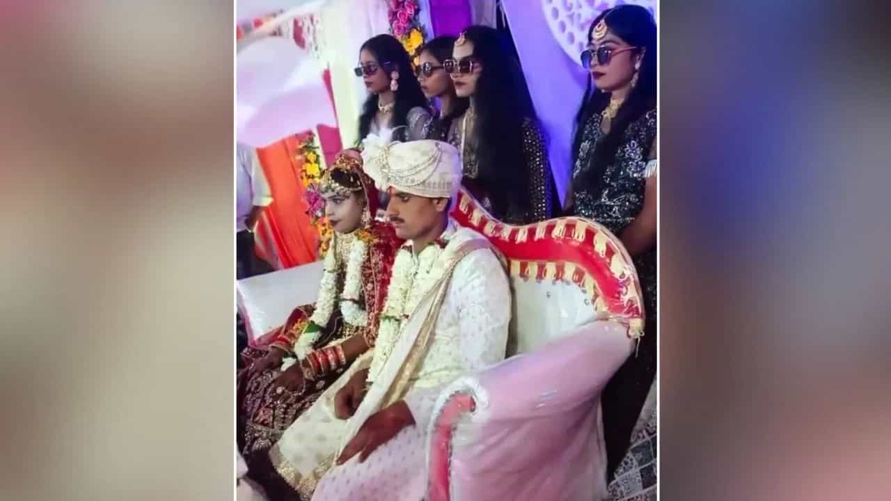 Viral Video: ਕੁੜੀਆਂ ਨੇ ਲਾੜੇ-ਲਾੜੀ ਨੂੰ ਦਿੱਤਾ ਅਜਿਹਾ ਤੋਹਫ਼ਾ, ਭੜਕ ਗਈ ਜਨਤਾ