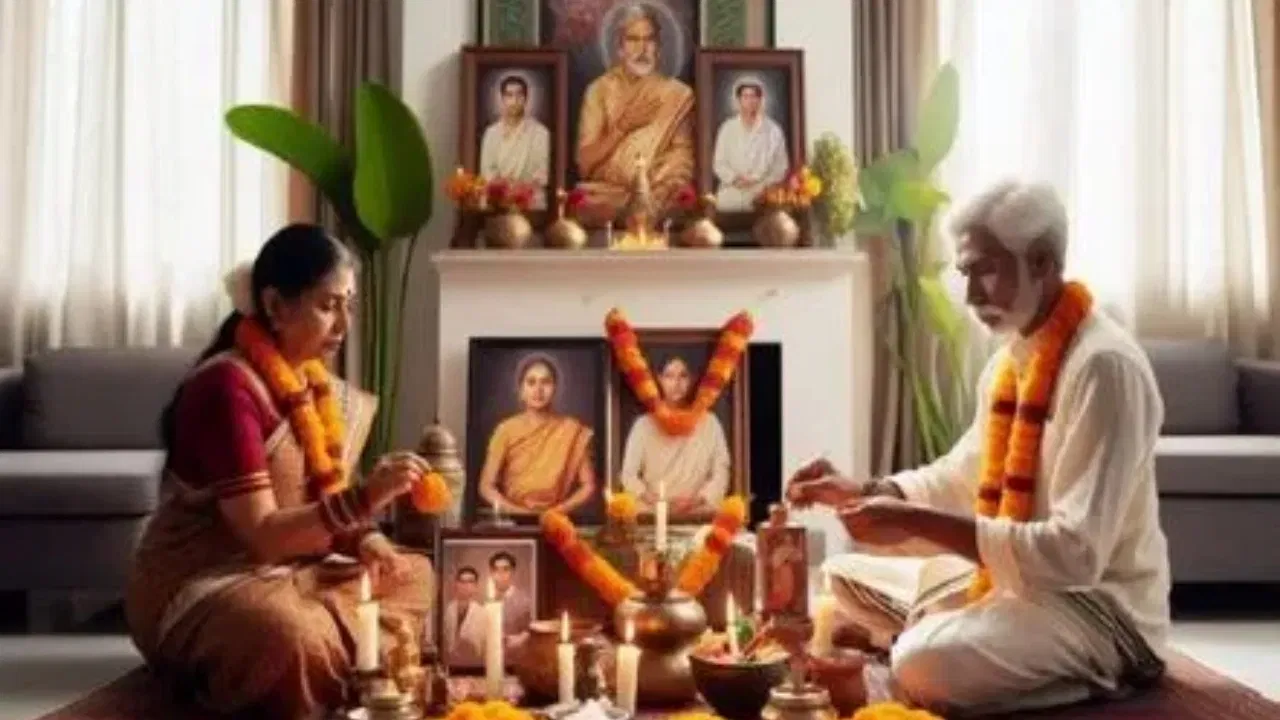 ਵਾਸਤੂ ਅਨੁਸਾਰ, ਮ੍ਰਿਤਕ ਵਿਅਕਤੀ ਦੀ ਫੋਟੋ ਹਮੇਸ਼ਾ ਦੱਖਣ ਦਿਸ਼ਾ ਵਿੱਚ ਰੱਖਣੀ ਚਾਹੀਦੀ ਹੈ। ਇਸ ਤੋਂ ਇਲਾਵਾ, ਤੁਸੀਂ ਪੁਰਖਿਆਂ ਦੀ ਤਸਵੀਰ ਉੱਤਰ ਦਿਸ਼ਾ ਵਿੱਚ ਵੀ ਲਗਾ ਸਕਦੇ ਹੋ, ਪਰ ਇਸ ਦਿਸ਼ਾ ਵਿੱਚ ਤਸਵੀਰ ਲਗਾਉਂਦੇ ਸਮੇਂ, ਧਿਆਨ ਰੱਖੋ ਕਿ ਉਨ੍ਹਾਂ ਦਾ ਚਿਹਰਾ ਦੱਖਣ ਦਿਸ਼ਾ ਵੱਲ ਹੋਵੇ।