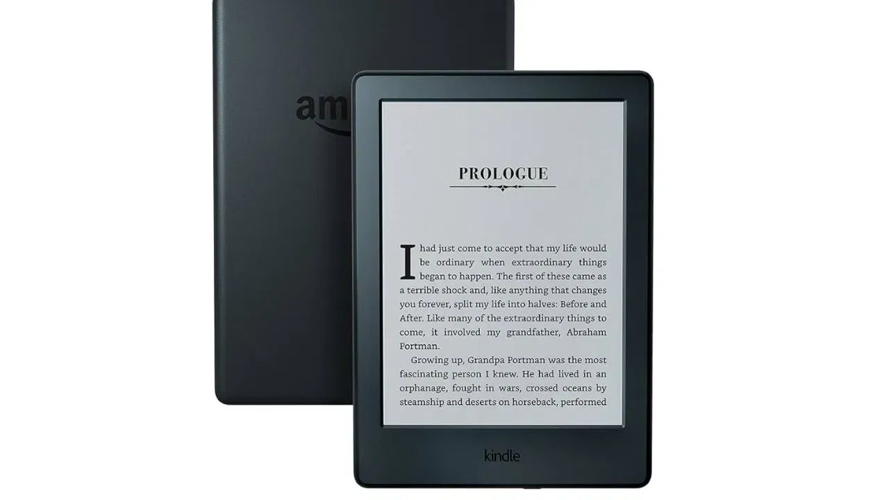 ਜੇਕਰ ਤੁਹਾਡੀ ਪਤਨੀ ਪੜ੍ਹਨਾ ਪਸੰਦ ਕਰਦੀ ਹੈ, ਤਾਂ ਇੱਕ Kindle e-reader ਵਧੀਆ ਤੋਹਫ਼ਾ ਹੋਵੇਗਾ। ਇਸ ਵਿੱਚ ਹਜ਼ਾਰਾਂ ਕਿਤਾਬਾਂ ਸਟੋਰ ਕਰ ਸਕਦਾ ਹੈ, ਅਤੇ ਇਸਦੀ e-ink ਸਕਰੀਨ ਅੱਖਾਂ ਨੂੰ ਤੰਗ ਵੀ ਨਹੀਂ ਕਰਦੀ ਹੈ। (image-Amazon)