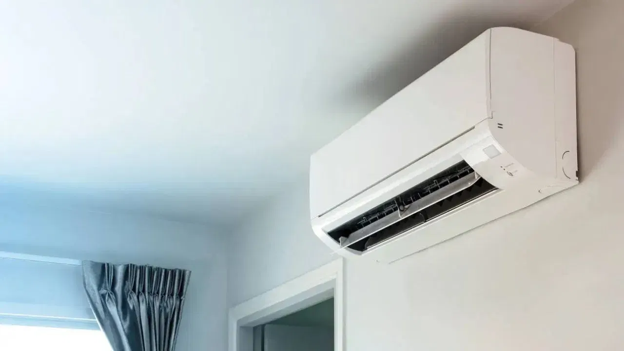 ਇਸਦੇ ਨਾਲ A.C ਵਿੱਚ ਰੈਫ੍ਰਿਜਰੈਂਟ, ਜਿਸਨੂੰ ਆਮ ਤੌਰ 'ਤੇ ਏਸੀ ਦੀ ਗੈਸ ਕਿਹਾ ਜਾਂਦਾ ਹੈ, ਏਸੀ ਨੂੰ ਲੰਬੇ ਸਮੇਂ ਤੱਕ ਬੰਦ ਰੱਖਣ ਨਾਲ ਇਹ ਗੈਸ ਇਕੱਠੀ ਹੋ ਜਾਂਦੀ ਹੈ। ਫਿਰ ਜਦੋਂ ਗਰਮੀਆਂ ਵਿੱਚ ਏਸੀ ਚਾਲੂ ਕੀਤਾ ਜਾਂਦਾ ਹੈ ਤਾਂ ਰੈਫ੍ਰਿਜਰੈਂਟ ਜਾਂ ਗੈਸ ਪਹਿਲਾਂ ਹੀ ਲੀਕ ਹੋ ਚੁੱਕੀ ਹੁੰਦੀ ਹੈ।