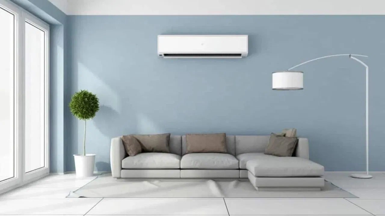 ਵਾਇਰਿੰਗ ਅਤੇ PCB ਦੇ ਨੁਕਸਾਨ ਦਾ ਖ਼ਤਰਾ: ਕਿਸੇ ਵੀ ਵਿੰਡੋ ਜਾਂ ਸਪਲਿਟ AC ਦੀ ਬਾਹਰੀ ਯੂਨਿਟ ਨੂੰ ਢੱਕਣ ਨਾਲ ਇਸਦੀ ਵਾਇਰਿੰਗ ਜਾਂ PCB ਨੂੰ ਨੁਕਸਾਨ ਹੋਣ ਦਾ ਖ਼ਤਰਾ ਹੁੰਦਾ ਹੈ। ਟੈਕਨੀਸ਼ੀਅਨਸ ਦੇ ਅਨੁਸਾਰ, ਸ਼ਹਿਰਾਂ ਵਿੱਚ ਅਕਸਰ ਦੇਖਿਆ ਜਾਂਦਾ ਹੈ ਕਿ ਚੂਹੇ ਢੱਕੇ ਹੋਏ AC ਵਿੱਚ ਆਪਣਾ ਘਰ ਬਣਾ ਲੈਂਦੇ ਹਨ, ਭਾਵੇਂ ਉਹ ਵਿੰਡੋ AC ਹੋਵੇ ਜਾਂ ਸਪਲਿਟ। ਉਹ ਅਜਿਹਾ ਇਸ ਲਈ ਕਰਦੇ ਹਨ ਕਿਉਂਕਿ ਉਹ ਸਰਦੀਆਂ ਦੌਰਾਨ ਇੱਕ ਹਨੇਰੀ ਅਤੇ ਗਰਮ ਜਗ੍ਹਾ ਦੀ ਭਾਲ ਕਰਦੇ ਹਨ। ਢੱਕਿਆ ਹੋਇਆ AC ਉਨ੍ਹਾਂ ਨੂੰ ਗਰਮੀ ਪ੍ਰਦਾਨ ਕਰਦਾ ਹੈ। ਇਸ ਦੌਰਾਨ, ਉਹ AC ਦੇ ਅੰਦਰ ਵਾਇਰਿੰਗ ਨੂੰ ਪੂਰੀ ਤਰ੍ਹਾਂ ਨੁਕਸਾਨ ਪਹੁੰਚਾ ਦਿੰਦੇ ਹਨ ਅਤੇ, ਜ਼ਿਆਦਾਤਰ ਮਾਮਲਿਆਂ ਵਿੱਚ, AC ਦੇ PCB ਨੂੰ ਵੀ ਨੁਕਸਾਨ ਪਹੁੰਚਾਉਂਦੇ ਹਨ।