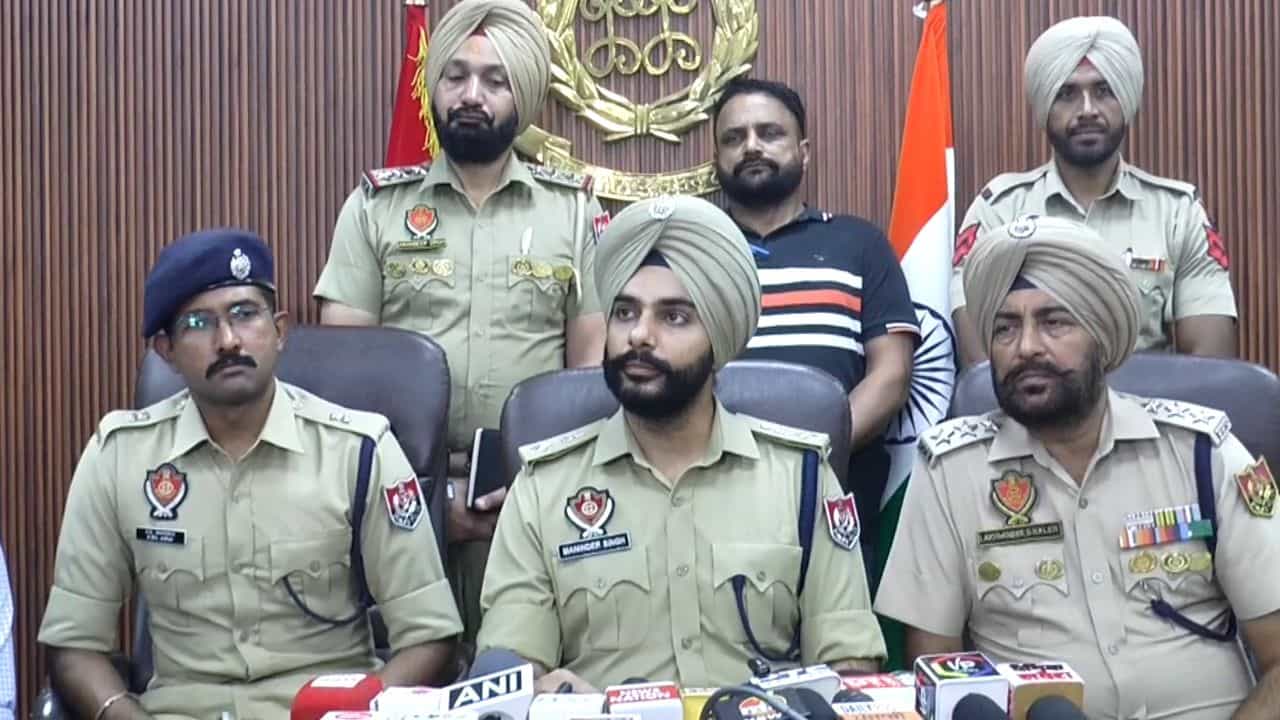 ਅੰਮ੍ਰਿਤਸਰ ਪੁਲਿਸ ਵੱਲੋਂ ਵੱਡੀ ਕਾਰਵਾਈ, 4 ਹੈਂਡ ਗ੍ਰੇਨੇਡ ਸਮੇਤ ਦੋ ਦਹਿਸ਼ਤਗਰਦ ਗ੍ਰਿਫ਼ਤਾਰ