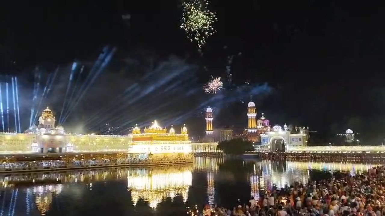 ਅੰਮ੍ਰਿਤਸਰ: ਦਰਬਾਰ ਸਾਹਿਬ ਵਿਖੇ ਸ਼ਾਨਦਾਰ ਆਤਿਸ਼ਬਾਜ਼ੀ, 1 ਲੱਖ ਘਿਓ ਦੇ ਦੀਵੇ ਜਗਾਏ, ਬੰਦੀ ਛੋੜ ਦਿਵਸ ਦੀ ਰੌਣਕਾਂ