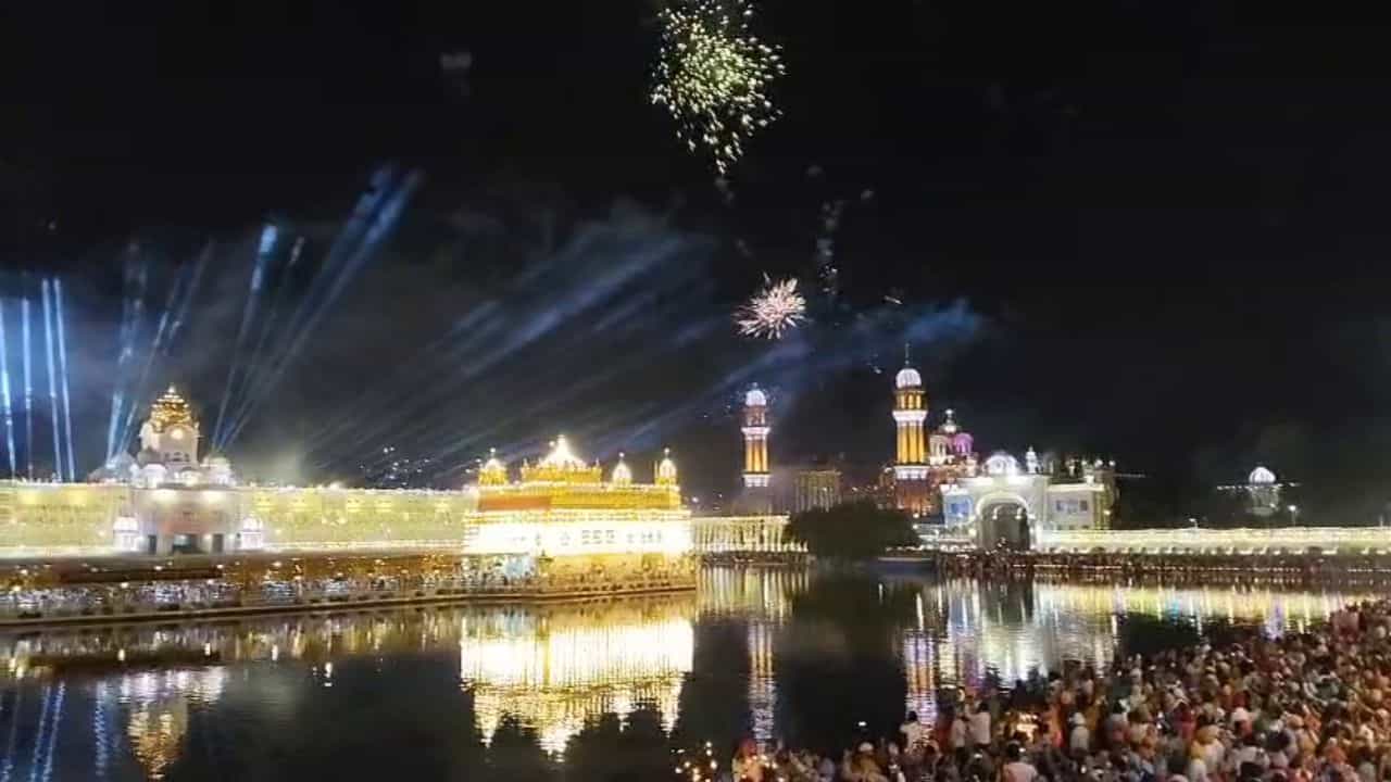 ਅੰਮ੍ਰਿਤਸਰ: ਦਰਬਾਰ ਸਾਹਿਬ ਵਿਖੇ ਸ਼ਾਨਦਾਰ ਆਤਿਸ਼ਬਾਜ਼ੀ, 1 ਲੱਖ ਘਿਓ ਦੇ ਦੀਵੇ ਜਗਾਏ, ਬੰਦੀ ਛੋੜ ਦਿਵਸ ਦੀ ਰੌਣਕਾਂ
