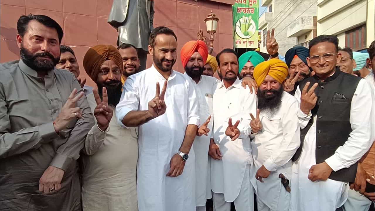 ਬਰਨਾਲਾ ਬਣਿਆ ਨਗਰ ਨਿਗਮ, ਸ਼ਹਿਰ ਵਾਸੀਆਂ ਚ ਖੁਸ਼ੀ ਦੀ ਲਹਿਰ, MP ਗੁਰਮੀਤ ਹੇਅਰ ਨੇ ਲੱਡੂ ਵੰਡ ਕੇ ਮਨਾਇਆ ਜਸ਼ਨ ਬਰਨਾਲਾ ਬਣਿਆ ਨਗਰ ਨਿਗਮ, ਸ਼ਹਿਰ ਵਾਸੀਆਂ ਚ ਖੁਸ਼ੀ ਦੀ ਲਹਿਰ, MP ਗੁਰਮੀਤ ਹੇਅਰ ਨੇ ਲੱਡੂ ਵੰਡ ਕੇ ਮਨਾਇਆ ਜਸ਼ਨ