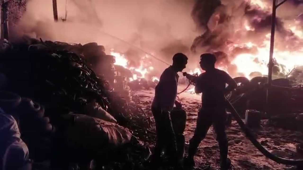 ਕਾਰ ਸਕ੍ਰੈਪ ਗੋਦਾਮ ਚ ਲੱਗੀ ਭਿਆਨਕ ਅੱਗ, ਫਾਇਰ ਬ੍ਰਿਗੇਡ ਦੀਆਂ ਗੱਡੀਆਂ ਵੱਲੋਂ ਅੱਗ ਬੁਝਾਉਣ ਦੀ ਕੋਸ਼ਿਸ਼ ਜਾਰੀ ਕਾਰ ਸਕ੍ਰੈਪ ਗੋਦਾਮ ਚ ਲੱਗੀ ਭਿਆਨਕ ਅੱਗ, ਫਾਇਰ ਬ੍ਰਿਗੇਡ ਦੀਆਂ ਗੱਡੀਆਂ ਵੱਲੋਂ ਅੱਗ ਬੁਝਾਉਣ ਦੀ ਕੋਸ਼ਿਸ਼ ਜਾਰੀ