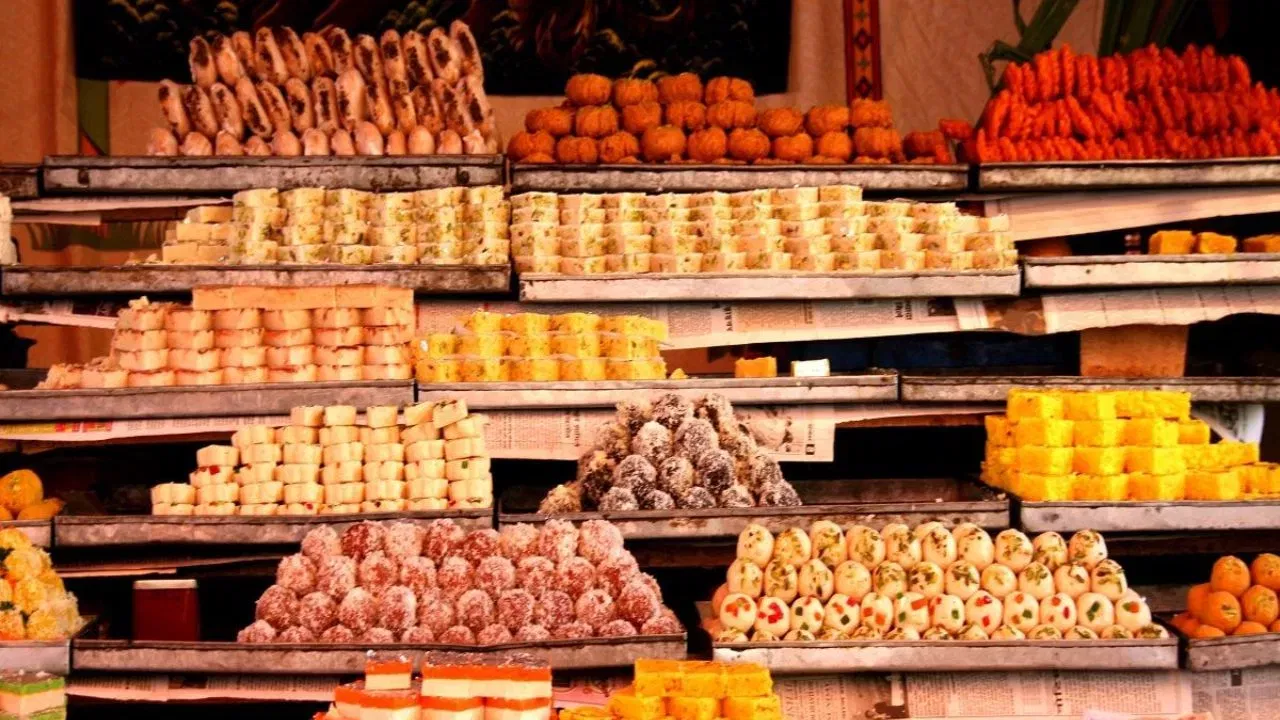 ਦੀਵਾਲੀ ਧਨਤੇਰਸ ਤੋਂ ਭਾਈ ਦੂਜ ਤੱਕ ਚੱਲਦੀ ਹੈ। ਇਸ ਦੌਰਾਨ ਖਰੀਦਦਾਰੀ ਜ਼ੋਰਾਂ 'ਤੇ ਹੁੰਦੀ ਹੈ, ਇਸ ਲਈ ਮਿਲਾਵਟ ਤੋਂ ਬਚਣਾ ਜਰੂਰੀ ਹੈ। ਸਿਹਤ ਵਿਭਾਗ ਨੇ ਕੁਝ ਦਿਨ ਪਹਿਲਾਂ ਪੰਜਾਬ ਵਿੱਚ ਵੱਡੀ ਮਾਤਰਾ ਵਿੱਚ ਮਿਲਾਵਟੀ ਪਨੀਰ ਜ਼ਬਤ ਕੀਤਾ ਹੈ। ਇਸ ਲੇਖ ਵਿੱਚ, ਅਸੀਂ ਪੰਜ ਅਜਿਹੀਆਂ ਵਸਤੂਆਂ ਬਾਰੇ ਜਾਣਾਂਗੇ ਜੋ ਬਹੁਤ ਜ਼ਿਆਦਾ ਮਿਲਾਵਟੀ ਹਨ।